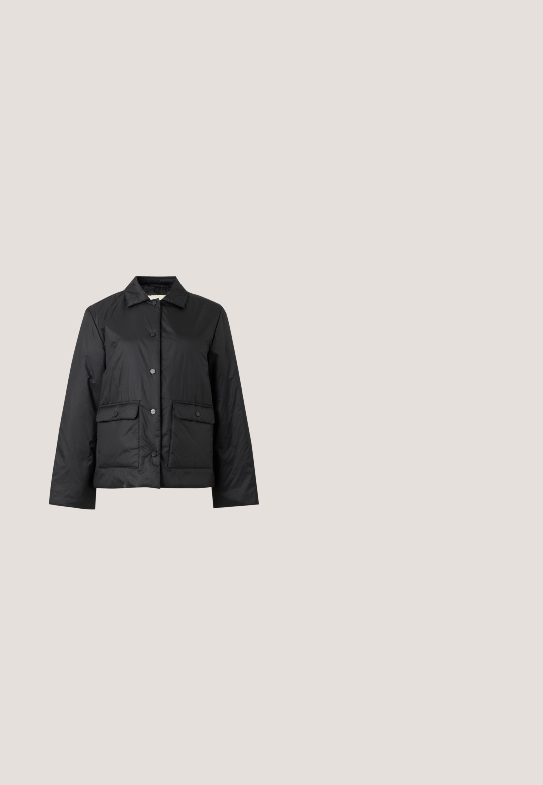 Chaqueta negra con botones, con dos bolsillos delanteros con solapa y un cuello puntiagudo, mostrada sobre un fondo liso gris claro.; Top negro de manga larga hecho de una tela suave, con un gran cuello en punta y un diseño ajustado. Textura suave con un detalle mínimo.; Vaqueros de mezclilla azul de talle alto con áreas desgastadas, bolsillos delanteros, cierre de botón y piernas acampanadas y anchas.; Zapato de tacón alto de ante negro con punta afilada, que cuenta con un tacón de bloque negro brillante y un forro interior suave.; Bolso pulsera de cuero negro con cremallera plateada y asa corta, logo Emporio Armani Milano 1981 en relieve en el frente.; Dos pendientes simples de aro delgado de plata con un detalle sutil curvado sobre un fondo blanco.