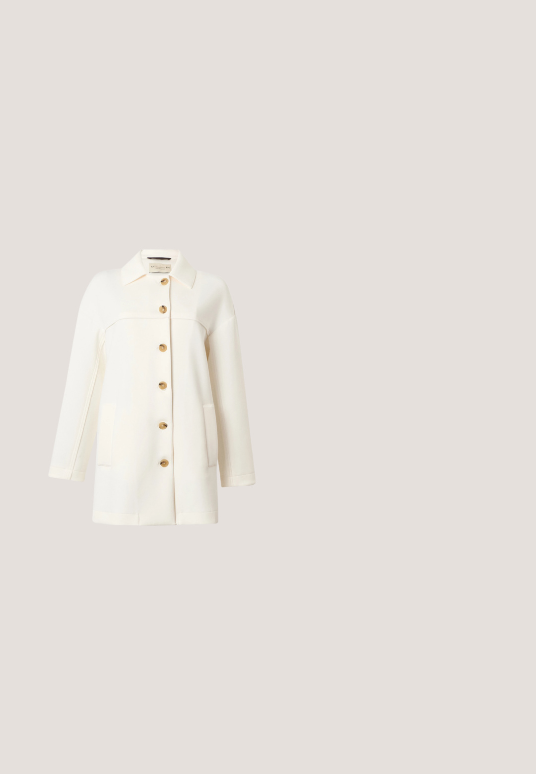 Abrigo blanco de manga larga con cuello y seis botones marrones en la parte delantera, con dos bolsillos delanteros.; Vestido sin mangas en azul y crema con un patrón de olas, escote drapeado y abertura lateral, hecho de una tela suave y ligera.; Zapato de mujer color crema con punta afilada y tacón bajo, con tacón redondo en forma de bola, sobre un fondo liso.; Gafas de sol de carey con lentes marrones, forma de ojo de gato, acentos en metal dorado y patillas delgadas con un detalle estampado en el lado interior.; Pequeño bolso de mano azul con cuentas, cierre plateado y correa de cadena, descansando sobre un fondo liso gris claro.; Pendientes en forma de serpiente con tono dorado adornados con pequeños cristales claros sobre un fondo claro liso.