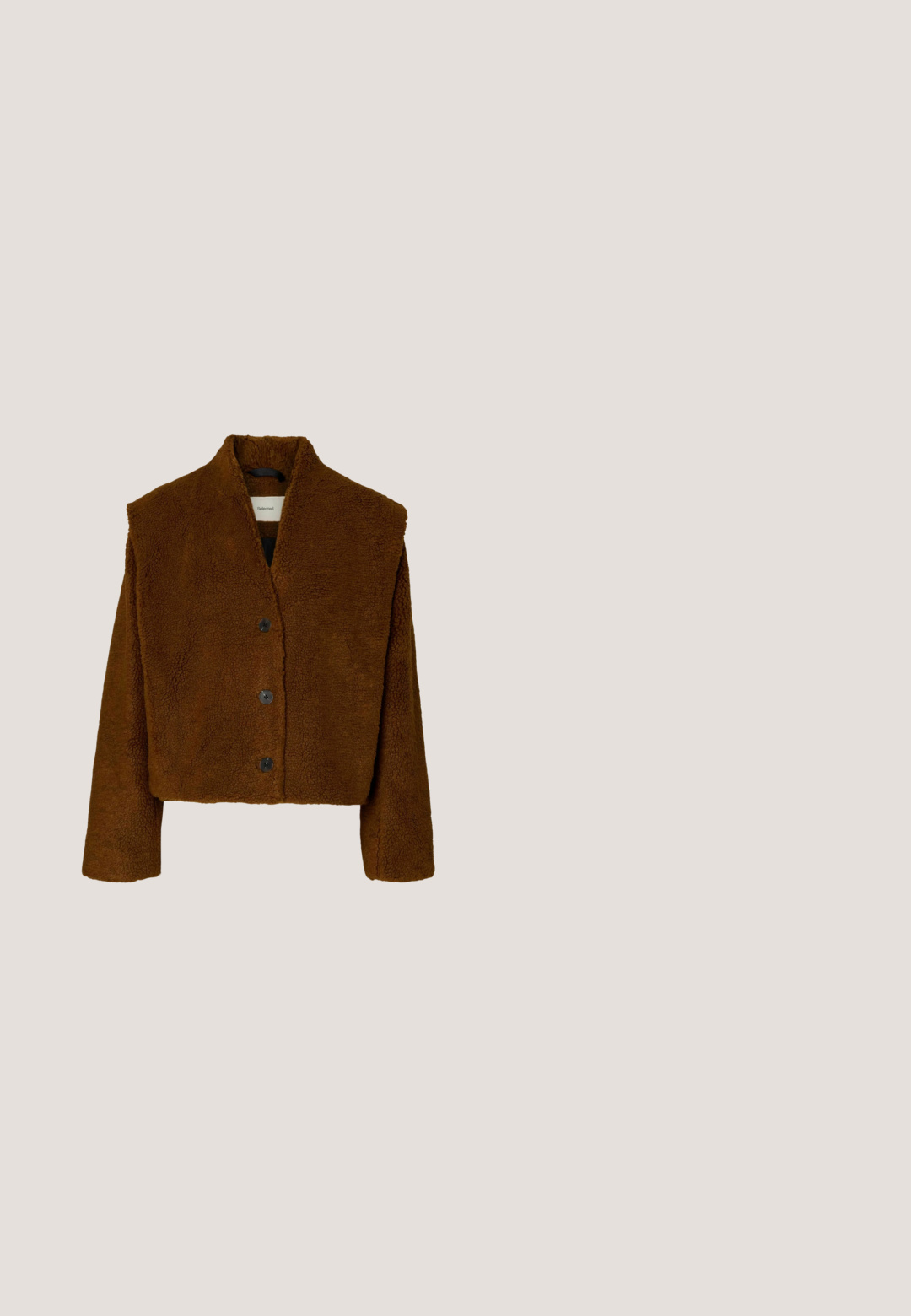 Veste marron en fausse peau de mouton à manches longues, trois boutons noirs sur le devant, coupe courte et carrée.; Cardigan en maille marron foncé avec manches longues, encolure ronde, ourlet et poignets côtelés, et six grands boutons en écaille de tortue sur le devant.; T-shirt marron à manches courtes avec un petit dessin en ligne blanche d'une cafetière et d'une tasse et le texte "Early Bird Club" sur la poitrine gauche.; Pantalon marron taille haute à jambes larges avec pois noirs, poches avant, passants de ceinture et fermeture par bouton.; Baskets basses noires Puma avec semelle marron et bande imprimée léopard sur le côté et le talon, lacets noirs et logo Puma.; Sac à main en cuir verni marron avec double poignées, bandoulière amovible, poche zippée à l'avant et accents en métal doré.