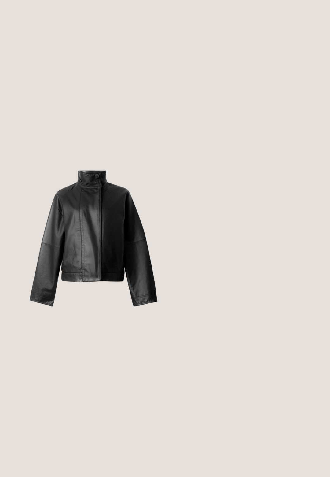 Veste en cuir noir avec col haut et fermeture par boutons, manches longues et devant lisse et uni.; Robe noire à manches courtes avec un col rond et une silhouette droite. Confectionnée dans un tissu lisse avec une légère brillance, elle présente une fermeture au dos.; Botte noire en cuir, montant jusqu'au genou, avec un bout rond, un-dessus légèrement texturé et une semelle en caoutchouc. Équipée d'un panneau latéral pour un enfilage facile.; Lunettes de soleil rectangulaires noires avec verres foncés et branches fines, logo McQueen sur la branche, posées sur une surface blanche.; Sac à main en cuir noir avec une large bandoulière et une fermeture éclair sur le dessus, présenté sur un fond clair uni.; Paire de boucles d'oreilles argentées brillantes et épaisses avec fermoirs à tige, sur fond blanc uni.