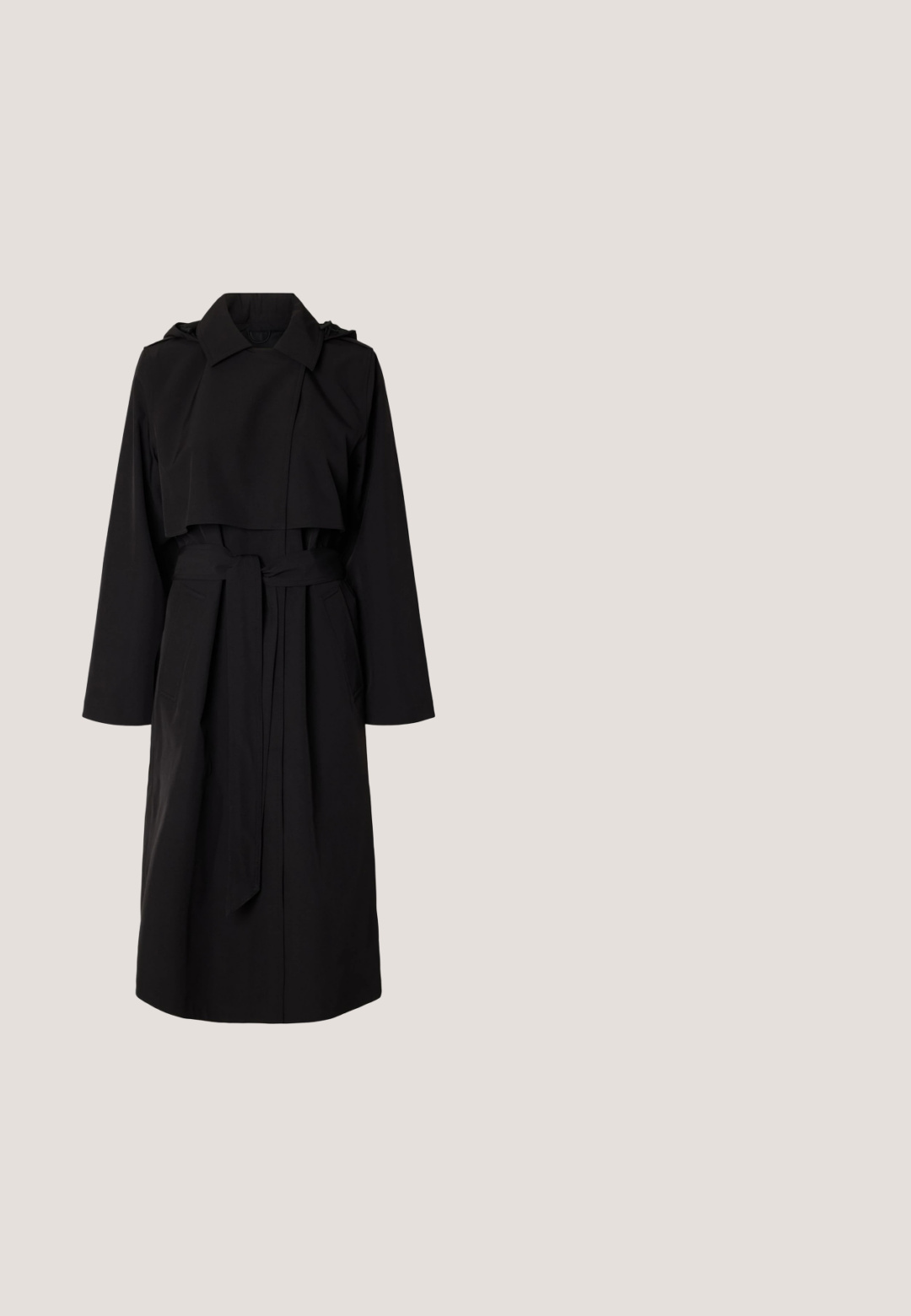 Abrigo tipo trench negro con solapa frontal superpuesta y cinturón anudado en la cintura, usado sobre un jersey de cuello alto blanco con canalé.; Sudadera negra con un gráfico central que presenta una ilustración de estilo japonés de una figura entre olas y nubes. Cuerdas en la capucha.; SOMETHINGNEW SNNAOMI PANT  - Pantalones cargo - black; Zapatillas negras con cordones y suela gruesa, con parte superior de cuero suave, punta redondeada y un diseño de plataforma en capas distintivo.; Bolso de hombro negro de nylon con forma curvada, correa ajustable, bolsillo frontal con cierre, acento azul y detalle de logo.; Collar de cadena de metal plateado con eslabones ovalados alargados y un acabado pulido, creando un diseño suave y texturizado.