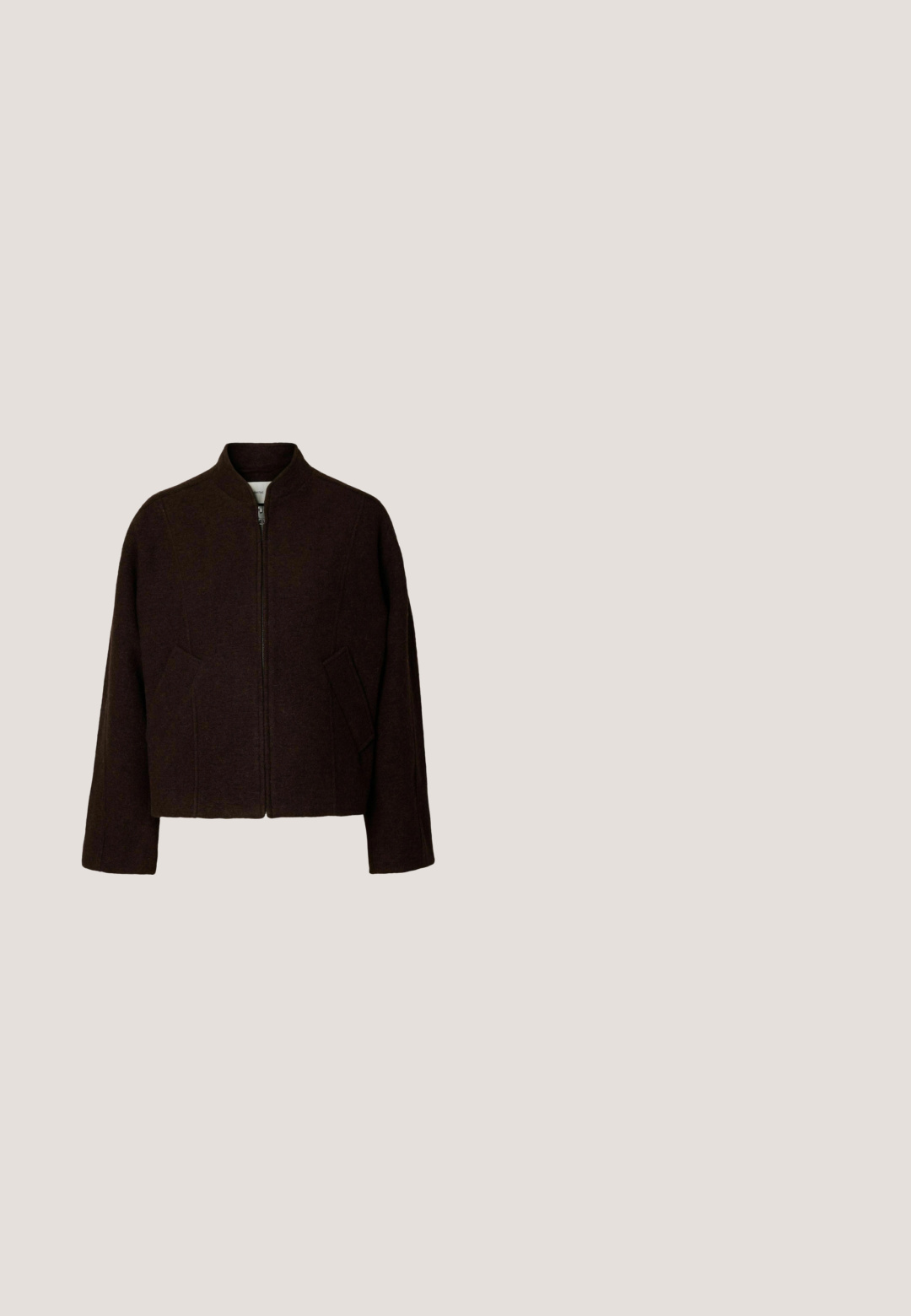 Mørkebrun uldjakke med fuld lynlås foran, opretstående krave, lange ærmer og to forlommer på en ensfarvet baggrund.; Mørkebrunt langærmet bluse med lagdelt design, rynkede stofdetaljer, spids krave, manchetter med knapper og skjulte knapper foran.; Mørkebrune bukser med vidde ben, højtaljede og med bæltestropper, med et rent frontdesign uden synlige lommer eller knapper.; Læder sko med blokhæl i en blank mørk burgunderrød finish, med en spænde rem og rund tå design. Struktureret ydersål for bedre greb.; Mørkebrunt blankt læderhåndtaske med en struktureret rektangulær krop og to lange, afrundede håndtag mod en ensfarvet lys baggrund.; Hængende øreringe med mørklilla runde, teksturerede ovale, gyldne og uregelmæssige mørkebrune stenlignende perler stablet lodret.
