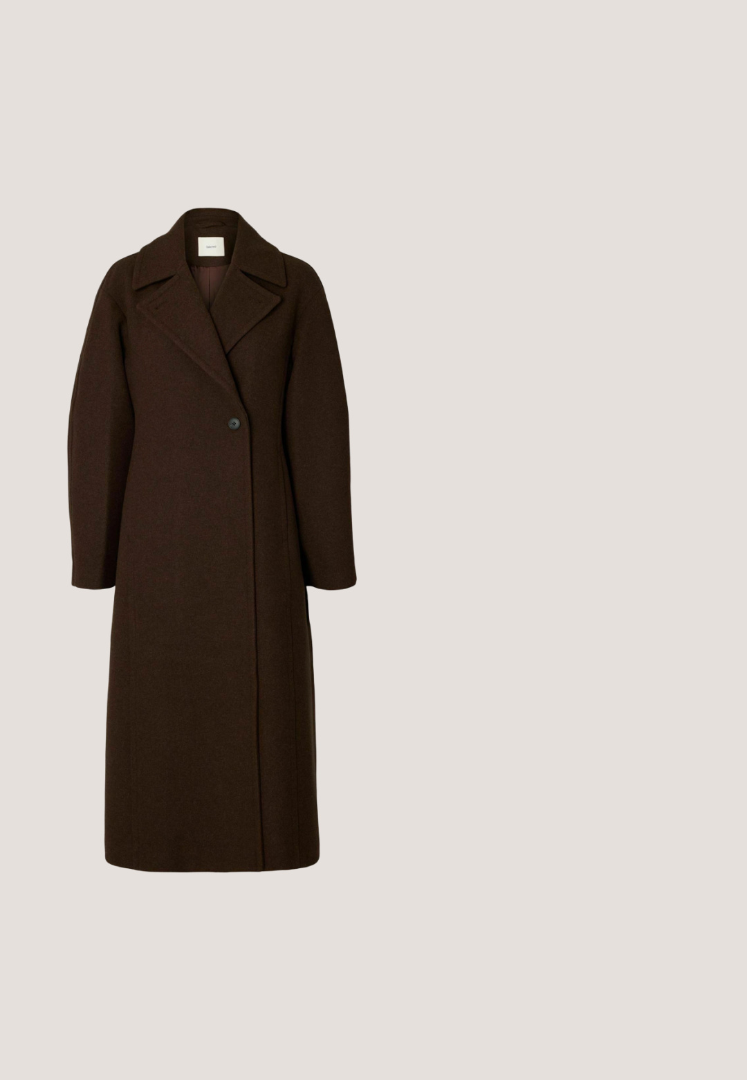 Long manteau en laine brun foncé avec de larges revers et une fermeture par un seul bouton noir à l'avant, présenté sur un fond uni.; EDITED Pullover - braun rostbraun; ONLY Tall ONLSVEA NESSA CORD WIDE  - Pantalon classique - seal brown; Bottines en cuir marron avec des panneaux élastiques sur les côtés, bout carré et petit talon carré, portées avec un jean en denim bleu. Sol en bois franc en dessous.; NA-KD Écharpe - beige; Sac en cuir tan à bandoulière avec finition texturée, matériel doré, fermeture éclair et sangle ajustable. Présente un logo embossé à l'avant.