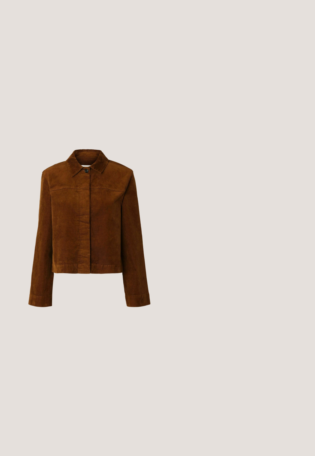 Chaqueta marrón de pana con cuello, mangas largas, cierre frontal con botones y dobladillo recto.; Camisa de manga corta con botones y un vibrante patrón de frutas y hojas en naranja, verde y azul verdoso sobre fondo oscuro.; Pantalones vaqueros de mezclilla de corte ancho en azul claro, con cintura alta, zonas desteñidas, cinco bolsillos y costuras en contraste. Cierre clásico con botón y cremallera.; Bota de ante marrón hasta el tobillo con tacón negro grueso, panel lateral elástico y lengüeta trasera, mostrada en perfil lateral sobre fondo blanco.; Gafas de sol redondas con montura de carey, lentes en degradado rosa y varillas delgadas con acentos dorados.; Cinturón de ante marrón enrollado con una gran hebilla ovalada de latón sobre un fondo claro.