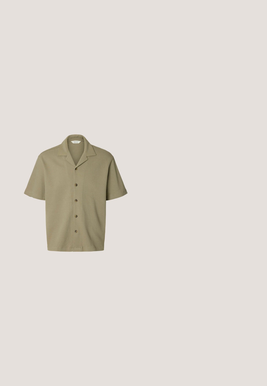 Chemise beige à manches courtes en tissu tissé, avec col ouvert et cinq boutons sur le devant, présentée sur un fond clair uni.; Débardeur en coton blanc avec un col rond, des bretelles larges et un marquage minimal imprimé à l'intérieur du col. Texture douce, coupe décontractée.; Shorts en denim bleu clair à coupe droite, avec poches avant, fermeture à bouton et couture décontractée. Texture lisse sans motifs.; Sandale à glissière à lanières croisées de couleur marron, dotée d'une finition mate, d'une semelle noire plate et d'une texture lisse. Design minimaliste sans matériel visible.; Lunettes de soleil Ray-Ban avec des verres verts, monture en plastique noir et accents dorés sur les bords. Forme carrée avec une finition mate.; Sac cabas en toile beige avec deux anses et le texte ""LES DEUX"" ainsi que le logo imprimés en marron foncé au centre avant.