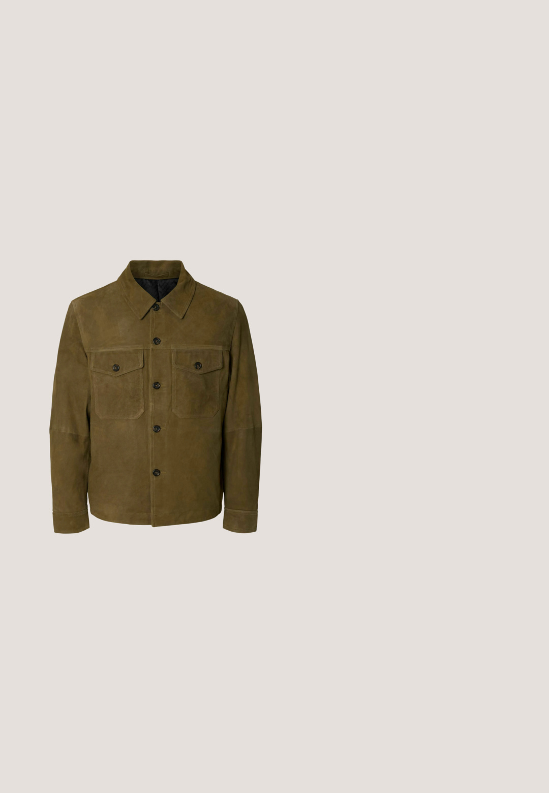 Veste en daim vert olive avec fermeture à boutons, deux poches poitrine boutonnées, manches longues et col pointu.; Chemise à manches courtes, boutonnée, en tissu blanc cassé avec une poche sur la poitrine gauche et un col classique. Texture lisse.; Chino beige à jambe droite avec passants de ceinture, fermeture avant par bouton et zip, et poches latérales, posé à plat sur un fond blanc.; Zign by Zalando LEATHER - Bottines - cognac; Tissu couleur rouille avec des motifs paisley blancs complexes, des tournois et des accents floraux, avec une finition douce et texturée.; Ceinture en cuir marron avec une finition texturée, dotée d'une boucle en métal de ton argent vieilli et portant le nom de la marque gravé.