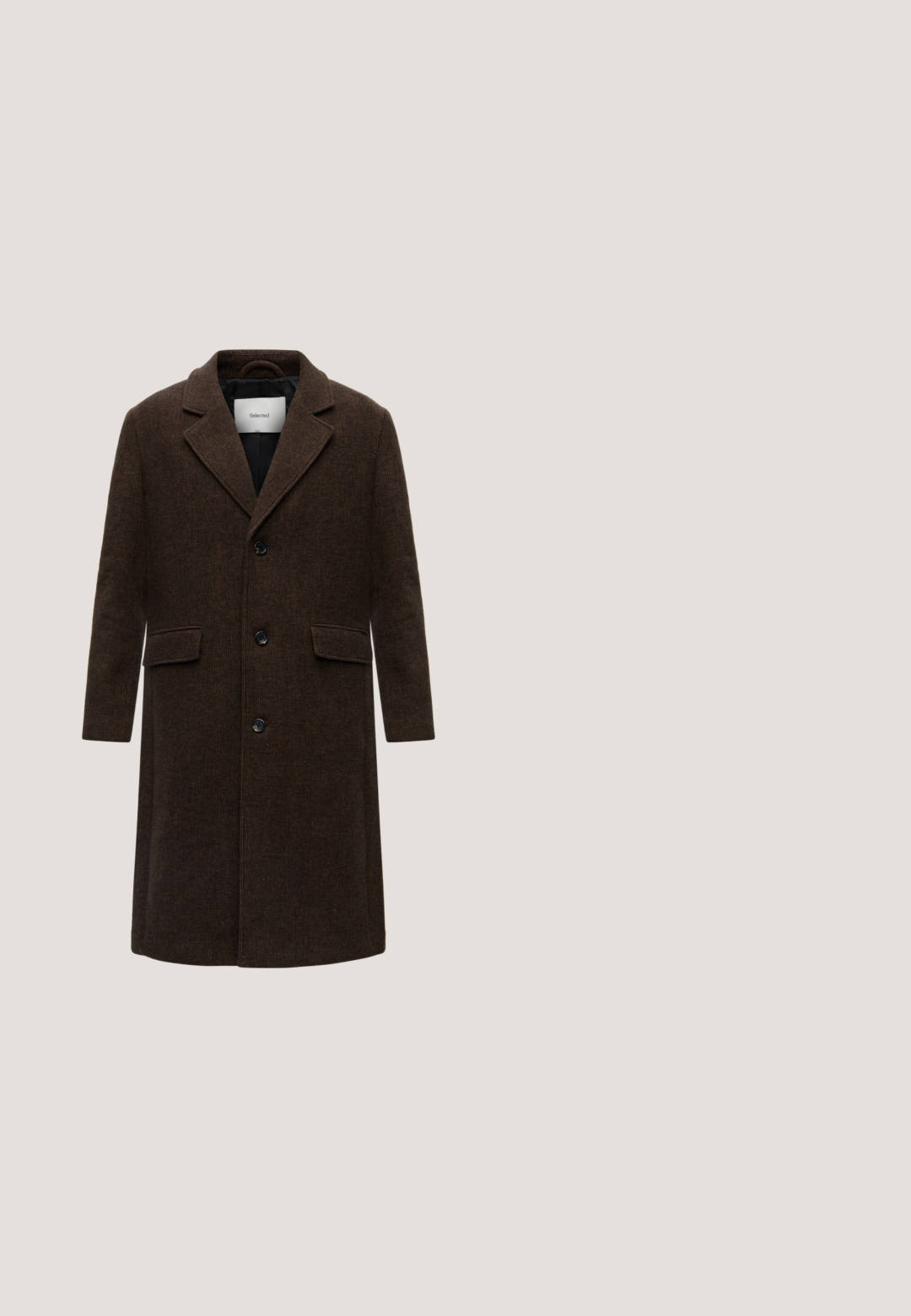 Manteau long en laine marron foncé avec trois boutons, deux poches avant à rabat et un col à revers cranté sur fond blanc.; Pull en maille marron tacheté à manches longues, col rond et poignets et ourlet côtelés, présenté sur un fond clair uni.; Pull beige à manches longues avec un col et une courte fermeture éclair à l’avant, présenté sur un fond blanc.; Pantalon marron foncé ajusté en tissu lisse, avec devant plat, poches latérales et fermeture par bouton. Coupe droite, sans motif apparent.; Bottines Chelsea en daim marron avec panneaux élastiques sur les côtés, talon bas et une languette à l'arrière. Texture lisse et design épuré.; Sac bandoulière en cuir texturé marron foncé avec plusieurs compartiments zippés et une poche avant à rabat.