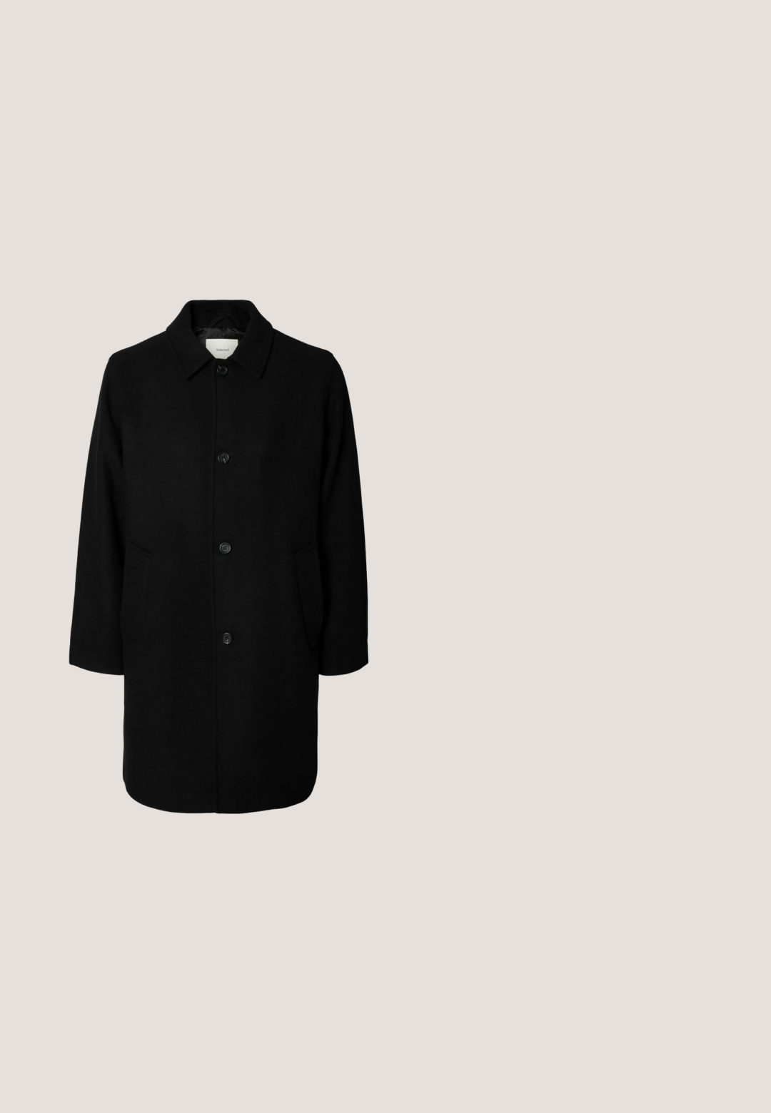 Long manteau noir avec col et quatre boutons devant, avec poches latérales et design simple et ajusté.; Pull à col roulé noir, fabriqué en tissu doux, avec des manches longues, des poignet et ourlet côtelés, un col ajusté et une texture lisse.; Pantalons noirs ajustés à coupe droite, dotés d'une fermeture à un bouton et de passants de ceinture. Tissu lisse, mat et sans motifs.; Calvin Klein MOCCASIN - Mocassins de ville - black; Sac bandoulière en cuir noir texturé avec matériel argenté, fermeture éclair, sangle réglable et petit logo de la marque au centre avant.; Ceinture en cuir noir avec une boucle rectangulaire en argent gravée "ALLSAINTS", enroulée et présentée sur fond blanc.