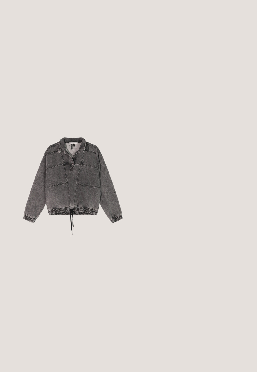 Veste en denim gris avec un design à pull, fermeture zippée mi-longue, ourlet élastique et cordon de serrage. Présente des coutures contrastantes et des manches longues.; T-shirt blanc court avec des pois noirs, col rond noir et texte noir "ACL" sur le côté gauche de la poitrine.; Shorts en denim noir avec un délavage usé, ourlet effiloché, design classique à cinq poches et fermeture à un bouton. Coutures épaisses pour le accentuer.; Botte de pluie noire avec des taches ovales blanches et un logo rose "melissa" près du haut, vue de côté sur fond blanc.; Lunettes de soleil ovales noires avec montures argentées ornées de perles et de petits strass le long des bords et des branches, présentées sur une surface blanche.; Sac à main en velours noir avec logo "Juicy" orné de cristaux, double poignées et bandoulière amovible. Surface texturée, forme structurée.