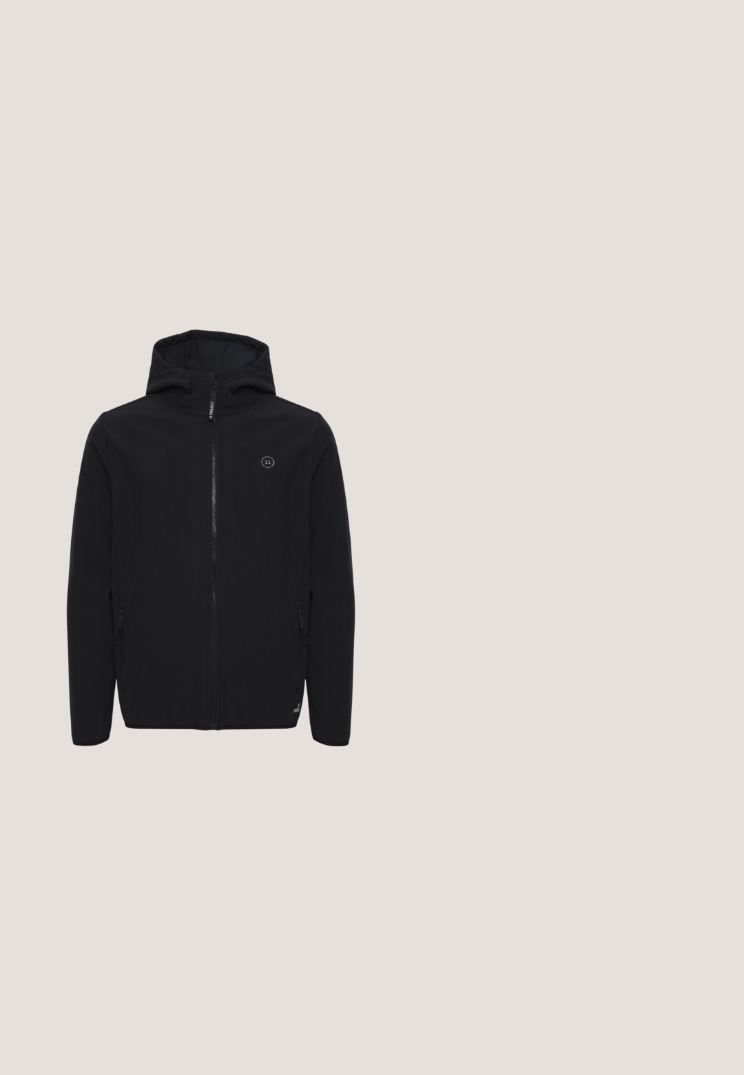Sort softshell jakke med hætte, frontlynlås, to sidelommer og et lille logo på brystet. Glat tekstur, minimalistisk design.; Sort hættejakke lavet af blødt stof. Har snore med metalspidser og en tekstureret overflade. Minimalistisk design uden mønstre.; Sort langærmet T-shirt lavet af glat stof, med rund hals og et diskret logo på fronten, i en afslappet pasform.; Sorte joggingbukser med elastik i taljen, snøre, forlommer med lapper og elastiske manchetter på hvid baggrund.; Sort sneaker med lav profil, mesh-overdel, snørelukning og fleksibel gummisål vist fra siden mod hvid baggrund.; Sort crossbody-taske med justerbar rem, lynlåslomme foran og præget logo på fronten mod ensfarvet baggrund.