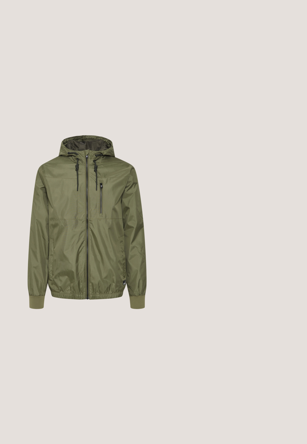 Groene, lichte, capuchonjack met ritssluiting aan de voorkant en zak, elastische manchet en een gladde textuur; heeft trekkoorden bij de capuchon.; Effen grijze trui van zachte brei stof. Heeft een ronde halslijn, lange mouwen en geribde manchetten en onderrand. Subtiele textuur.; Langarm olijfgroen overhemd met knopen, voorzien van een spitse kraag en met knoopmanchetten, afgebeeld tegen een effen witte achtergrond.; Zwarte denim jeans met een slim fit, voorzien van een klassieke vijf-pocket ontwerp en minimale stikdetails. Gladde textuur, standaard tailleband.; Zwarte leren sneaker met perforaties, witte rubberen zool, platte veters en een glanzende zwarte accent aan de hiel. "bugatti" logo in het wit aan de zijkant.; Zwarte schoudertas met een voorste ritszak, flap bevestigd met een zwarte gespsluiting en een verstelbare schouderband.