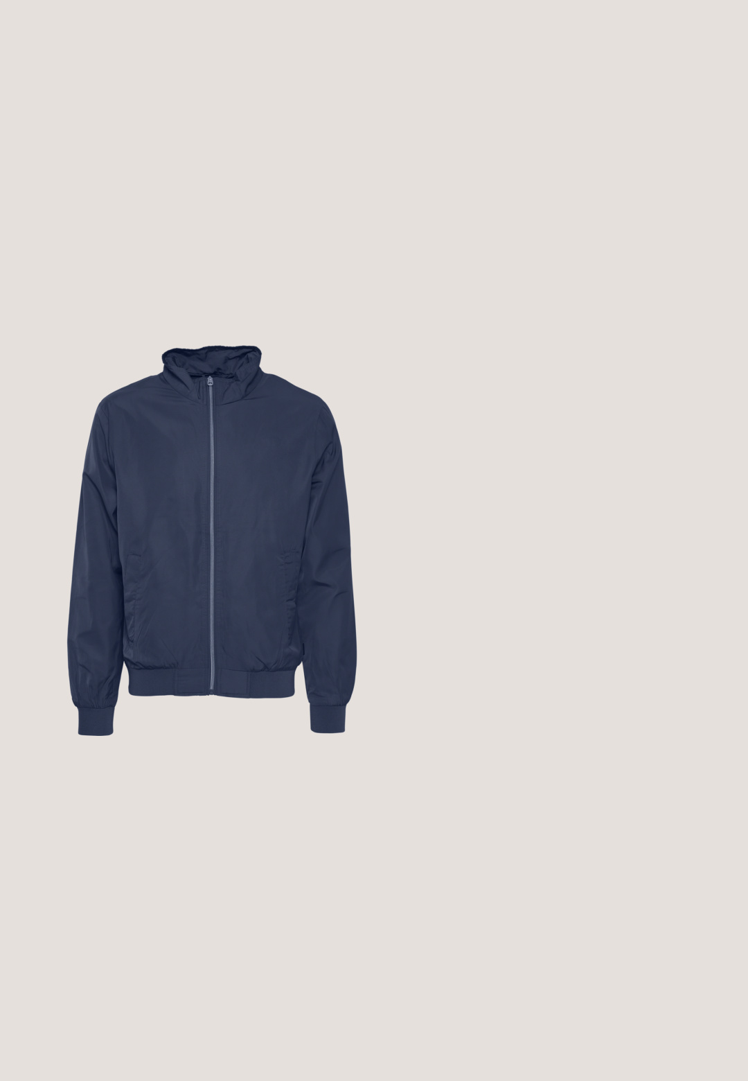 Marineblaue, leichte Bomberjacke mit Kragen, durchgehendem Reißverschluss und elastischen Bündchen. Verfügt über seitliche Taschen und eine glatte, glänzende Stoffstruktur.; Marineblaue Sweatshirt aus Baumwollmischung, mit langen Ärmeln, gerippten Bündchen und einem weißen Logo mit einer Pflanzengrafik auf der Brust.; Hellblau-weißer gestreifter Baumwoll-T-Shirt mit kurzen Ärmeln und Rundhalsausschnitt. Besitzt ein kleines braunes Logo auf der Brust.; Denim-Shorts in Mittelblau mit fransigen Details, umgeschlagenen Säumen, fünf Taschen und einem Metallknopfverschluss. Normale Passform.; Marineblaue und graue Wildledersneaker mit Mesh-Einsätzen, weißem Logo, rotem Akzent, runder Zehenpartie und Gummisohle. Schnürdesign mit gepolstertem Kragen.; Marineblaue Bauchtasche mit vorderer Reißverschlusstasche und verstellbarem Riemen, mit einem braunen Lederpatch mit geprägtem Logo.