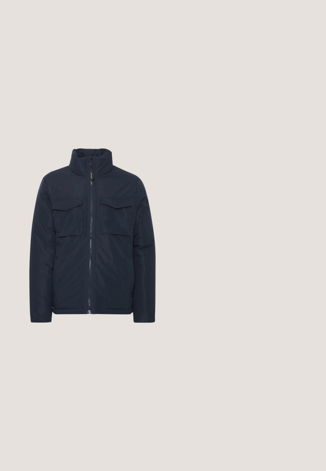 Veste rembourrée bleu marine avec un col haut, fermeture éclair à l'avant et deux poches poitrine. Présente une texture lisse et une coupe ajustée.; Cardigan gris charbon en tissu texturé, présentant un col en V, six boutons et un col intérieur rayé contrastant.; Chemise à manches longues bleu marine en coton, avec un col boutonné et une patte de boutonnage à l'avant avec des boutons blancs. Texture lisse et design ajusté.; Chinos blancs en coton avec taille standard, design à jambe droite, poches avant et fermeture à un seul bouton. Texture douce, style minimaliste.; Des baskets en cuir brun présentent un bout arrondi, des accents noirs au niveau du col et des lacets bleus, sur un parquet en bois clair.; Bracelet en caoutchouc noir avec motif de logo en relief, embout métallique argenté avec des bandes d'accent rouges et blanches. Forme circulaire.