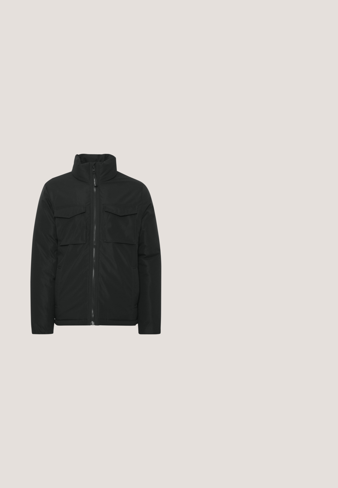 Chaqueta acolchada negra con cuello alto, cremallera frontal y dos bolsillos en el pecho. Textura suave y diseño aislante para mayor calidez.; Solid SDMALCOLM - Jersey de punto - true black; Camiseta negra de manga corta con cuello redondo, diseño sencillo y corte holgado, con dobladillo estándar sobre un fondo blanco.; Pantalones de vestir grises oscuros de pierna recta con trabillas para cinturón, cierre frontal con botón y cremallera sobre fondo blanco.; Bota de cuero negra hasta el tobillo con cordones en la parte delantera, lengüeta en el talón y suela baja de bloque.; Picard Bandolera - schwarz