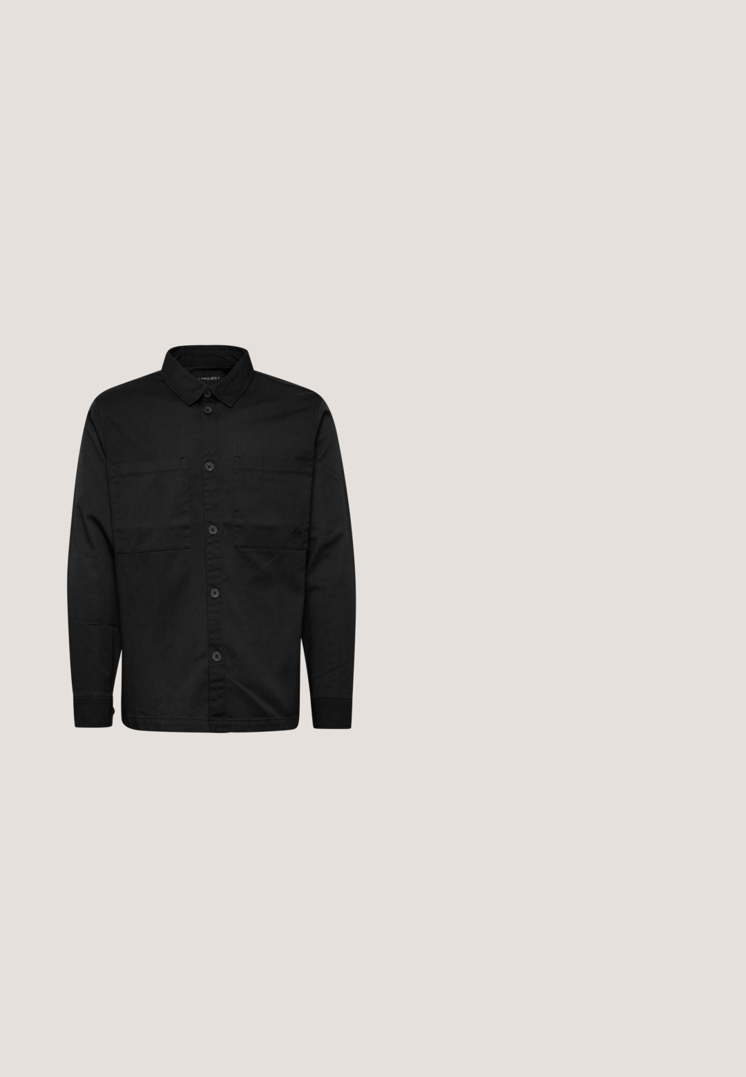 Schwarzes langärmeliges Hemd aus Baumwolle mit einem Button-Down-Kragen, zwei Brusttaschen und einem dezenten Logo im linken Taschenbereich.; Dunkelgrauer Rundhalsausschnitt-Pullover mit langen Ärmeln, aus einem weichen, gestrickten Material. Mit einem gerippten Kragen, Bündchen und Saum. Keine sichtbaren Muster.; Blend BHDAO KNIT - Poloshirt - black beauty; Matinique MACHINO PLEAT 73 - Stoffhose - black; Schwarzer Leder-Stiefelette mit strukturierter Oberfläche, runder Spitze, Metallösen und dicker Profilsohle. Verfügt über eine Zuglasche an der Ferse.; Schwarze Ledertoilettentasche mit einer vorderen horizontalen Reißverschlusstasche und einem Seitenhenkel vor weißem Hintergrund.