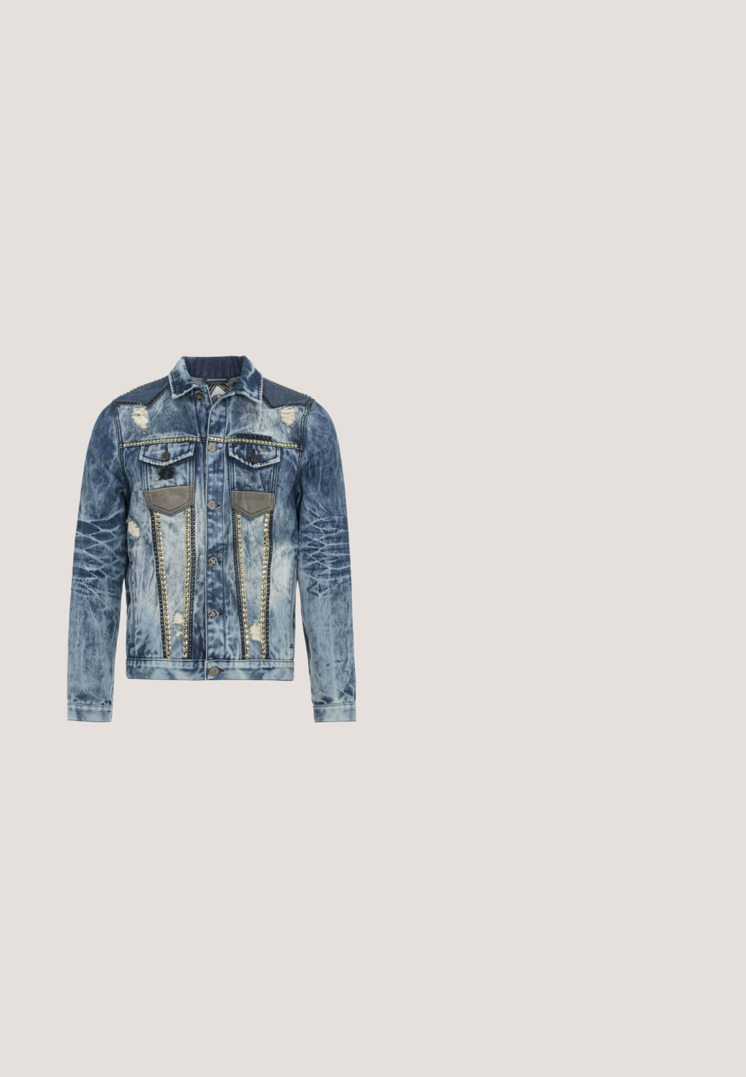 Jeansjacke mit einem abgenutzten blauen Finish, verziert mit metallischen Nieten an der Vorderseite, zwei Brusttaschen und einem durch Druckknöpfe verschlossenen Design.; Cipo & Baxx Kapuzenpullover - cyber-blue; Weißes Baumwoll-T-Shirt mit einem schwarz-weißen Grafikmotiv eines Mannes, der die Hände zum Gebet zusammenhält, mit dem Text "TUPAC" und "NUR GOTT KANN MICH VERURTEILEN."; Abgenutzte Denim-Jeans mit gelben und grauen Mustern, metallischen Nieten-Akzenten an den Taschen, normaler Taille und schlankem Schnitt.; Schwarze Stiefeletten mit einer Kombination aus glänzendem Leder und Canvas, verstellbaren Schnürsenkeln, seitlichem Reißverschluss und einer strukturierten Sohle.; Die Metallkette ist mit verwobenen Gliedern in unterschiedlichen Texturen ausgestattet, darunter glatte und gewebte Designs, in silberner Ausführung, mit einem Verschluss.