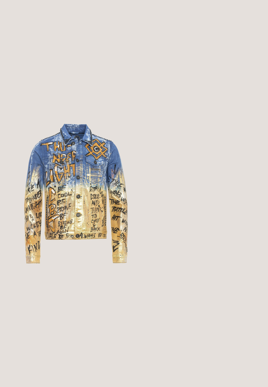 Denimjacket met mehrkleurige verfspatten en graffiti-achtige tekst, met zwarte stud accents langs de kraag en de voorzakken.; Beige katoenen T-shirt met een groot arendgrafiek, versierd met rode en gele accenten, "Ed Hardy" tekst en sterren in een textuurprint ontwerp.; Bruine leren shorts met decoratieve reliëf ontwerpen van een hert, getailleerde vorm en een knoopsluiting zijkant. Inclusief een riem met een sierlijke gesp.; Hoge donkerbruine leren en suède laars met twee verstelbare gespsluitingen en een lage robuuste zool.; Greenburry Rugzak - sattelbraun; Bruine leren riem met een gestructureerd oppervlak en een grote, metalen schedelgesp met gekruiste zwaarden en een banier gegraveerd met "Cipo & Baxx."