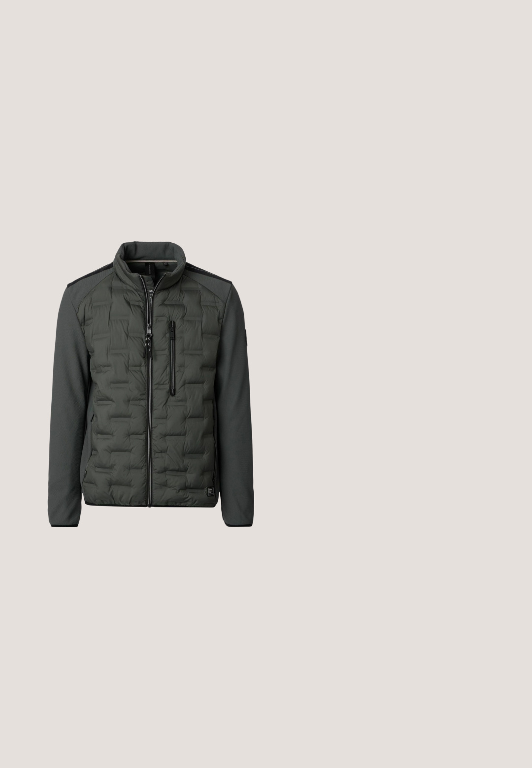 Donker groene gewatteerde herenjas met een hoge kraag, volledige voorrits, een ritszak op de borst en gladde stoffen mouwen.; Lichtgroen sweatshirt met ronde hals van zacht materiaal, met ribgebreide manchetten en onderrand, en een kleine vergulde "blend" logo aan de voorkant.; Effen blauw T-shirt met korte mouwen en ronde hals weergegeven op een witte achtergrond.; Grijze jogger hetbroek van zachte stof, met een elastische tailleband en verstelbaar koord, en zijzakken. Slank, taps toelopend ontwerp.; Zwarte enkelboots van zacht materiaal, met een ronde neus, minimale veters en een gestructureerde rubberen zool met verticale groeven.; Zwarte crossbody tas van soepel nylon. Voorzien van een ritssluiting, verstelbare schouderband en een subtiele logopatch aan de voorkant. Rectangulaire vorm.