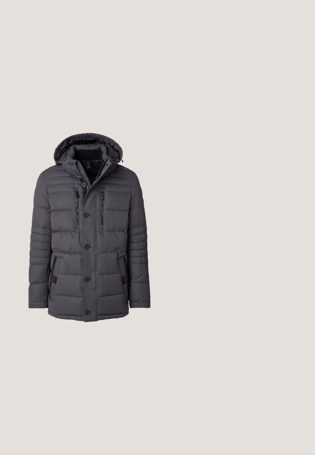 Dunkelgraue, gepolsterte Winterjacke mit Kapuze, Vorderknöpfen, zwei vertikalen Brust-Reißverschlüssen und zwei seitlichen Taschen mit Knopfdetails.; Dunkelgrauer Strickpullover mit V-Ausschnitt, langen Ärmeln und geripptem Saum. Besitzt ein kleines Markenlabel auf der linken unteren Seite.; Grau meliertes Flanellhemd mit langen Ärmeln, zwei Brusttaschen, Knopfleiste und spitzem Kragen. Es hat eine subtile Textur und Metallknöpfe.; Schwarze Slim-Fit-Jeans mit Fronttaschen, Gürtelschlaufen und Knopfverschluss, vor weißem Hintergrund dargestellt.; Schwarze Lederstiefeletten mit glatter Oberfläche, runder Spitze, Schnürdesign und einer kontrastierenden braunen Sohle.; Schwarze Leder-Umhängetasche mit glatter Textur, Klappenverschluss und verstellbarem Tragegurt. Bietet ein minimalistisches Design mit dezenter Markenkennzeichnung.
