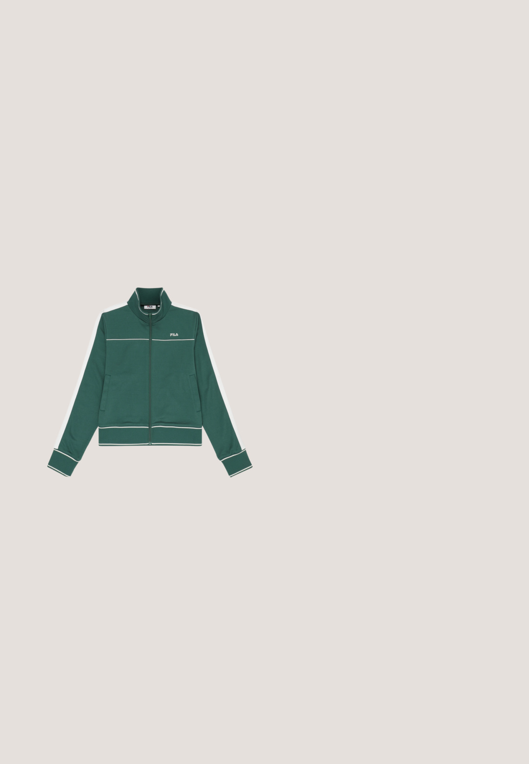 Groen zip-up FILA-jas met witte bies en witte strepen langs de mouwen, voorzien van een opstaande kraag en voorzakken.; Groene katoenen T-shirt met hoge hals, korte mouwen en een geborduurd logo in goud op de borst. Eenvoudig, boxy ontwerp.; Donkergroene sweatpants van zacht materiaal, met een elastische tailleband en zijnaadseams, en een klein logo op de voorkant.; Sneaker met een gelaagd ontwerp in beige, wit en bleekgeel. Materialen omvatten suède en mesh, met een dikke gestructureerde zool en veters.; Groene totebag met twee handvatten, gele tekst ‘"Copacabana BRASIL 98 rio de janeiro"’ en drie kleine sterretjes eronder.; Gouden kettingarmband met langwerpige ovale schakels en een toggle sluiting, gerangschikt in een cirkelvorm op een witte achtergrond.