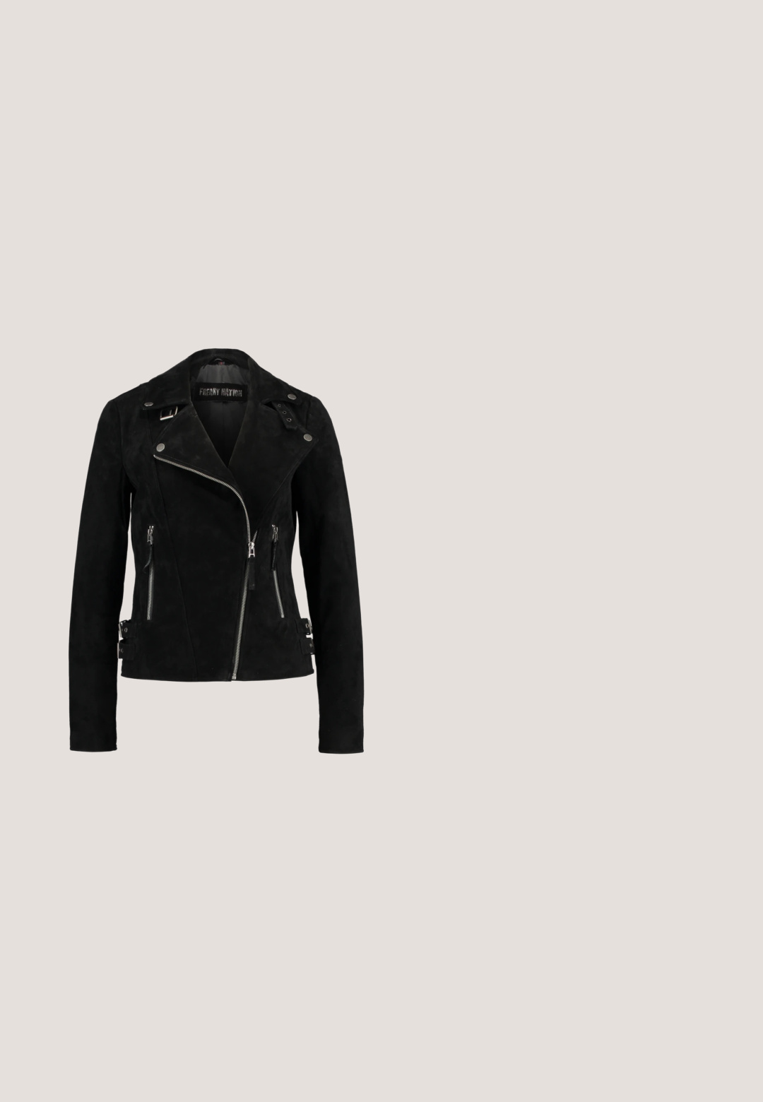 Zwarte suède motorjack met een asymmetrische rits, ritszakken en gespsaccenten aan de zijkanten. Heeft een brede kraag en een getailleerde pasvorm.; Zwarte geribbeld lange mouwen cardigan met een gekartelde kantenkraag en zoom, voorzien van zes witte knopen aan de voorkant. Zachte textuur.; Zwarte geribbelde langemouwen top met een geschulpt kant decolleté en kantaccenten bij de manchetten. Getailleerd ontwerp met een lichte high-low zoom.; Witte flared jeans gemaakt van een katoenmix, met een sluiting met twee knopen, voorzakken en subtiele stikseldetails.; Zwarte leren enkellaars met een dikke blokhak, elastische zijpanelen en een gestructureerd oppervlak. Voorzien van een trekband aan de achterkant.; Zwarte leren schoudertas met een gebogen flap, zilveren rits, gevlochten band en decoratieve kwastjes. Textuur oppervlak en compact ontwerp.
