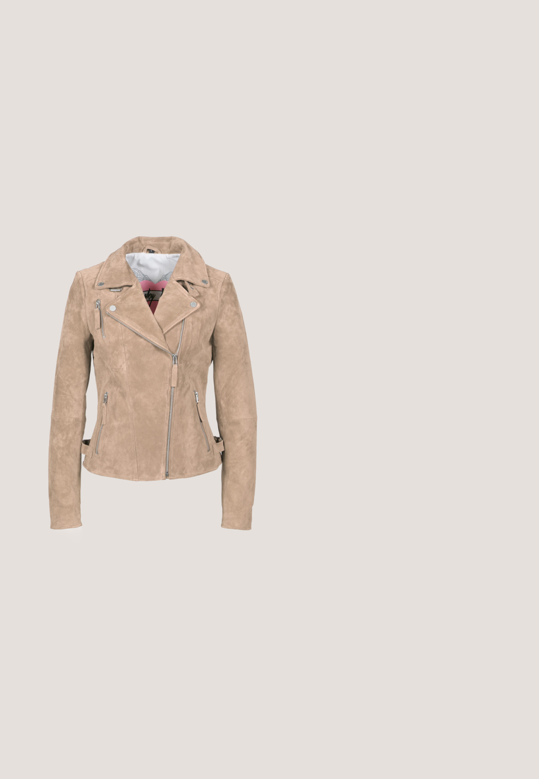 Beige suède motorjack met een ritsluiting, asymmetrische voorkant, zilverkleurige hardware en twee zijzakken met rits. Beschikt over een motorstijl kraag.; Beige korte mouwen crop t-shirt met een grafische print van vleugels en de tekst "Ed Hardy LIVE TO RIDE" in rode en zwarte accenten.; True Religion Flared Jeans - indigo upgrade; Bruine suède cowboylaars met een hoge schacht, puntige neus en subtiele witte stiksels. Bevat een gemusterde accent nabij de hak en een gestapelde houten hak.; Rechthoekige zonnebril met schildpadmotief, bruine verloopglazen en een gouden logo-plaatje op de pootjes tegen een effen achtergrond.; Bruine draagtas met zuidwestelijke geometrische patronen, suède handvatten en lange suède franje aan beide zijden.