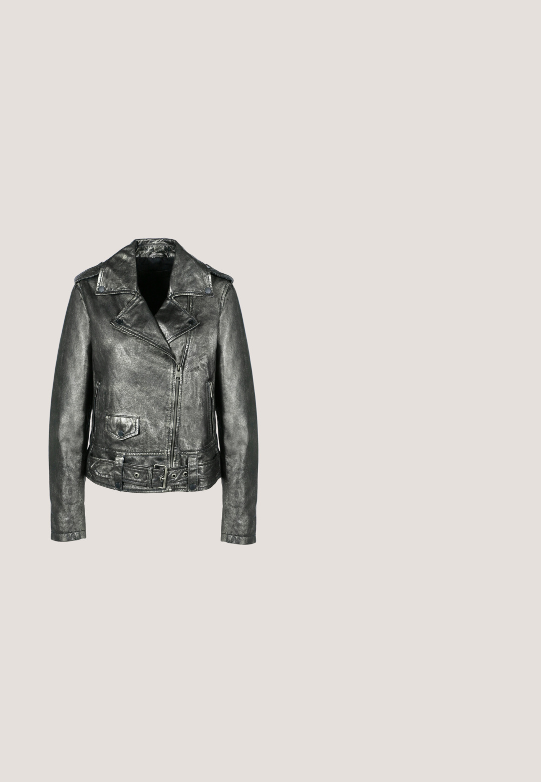 Metalen grijze leren bikerjack met een ceintuur op de taille, spitse kraag, rits aan de voorkant en knopenzakken; heeft een gestructureerde afwerking.; Zwart geribbeld crop top met een aansluitend ontwerp, brede schouderbanden en een subtiele logodetail. Gemaakt van rekbaar materiaal voor comfort.; ONLY Petite ONLBINY NYA ZIP - Broek - black; Zwarte leren kniehoog laars met veters en drie verstelbare gespen. Heeft een stevige, gestructureerde rubberen zool voor extra grip.; Zilveren metalen kettinghalsketting met langwerpige, ovale schakels met een gepolijste afwerking, wat een gladde, textuur-rijke uitstraling creëert.; Zwarte leren riem met meerdere zilveren metalen oogjes en een rechthoekige zilveren gesp, opgerold op een effen lichte achtergrond.