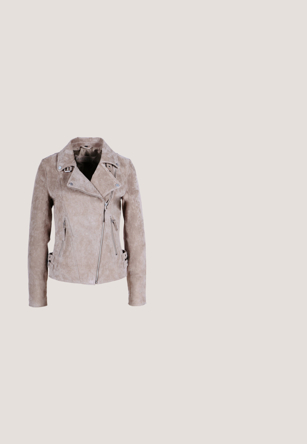 Beige suède motorjack met asymmetrische rits, zilveren hardware en verstelbare zijgespen. Voorzien van lange mouwen en een gekartelde kraag.; Bruine en witte gemusterde blouse met lange mouwen, ronde halslijn en licht gebogen zoom, met een ingewikkeld symmetrisch abstract bloemontwerp.; Vero Moda VMLULA High waist Short - A-lijn rok - silver mink; Bianco Kitten heels BIAKRISTIN - Klassieke pumps - burgundy; Donkere suède tas met een ronde structuur, leren handgrepen en gouden accenten. Voorzien van een afneembare riem voor veelzijdig draagcomfort.; Zwarte echte leren armband met een gedraaide design, voorzien van twee gouden, spitse accenten aan de uiteinden. Glad oppervlak, moderne uitstraling.