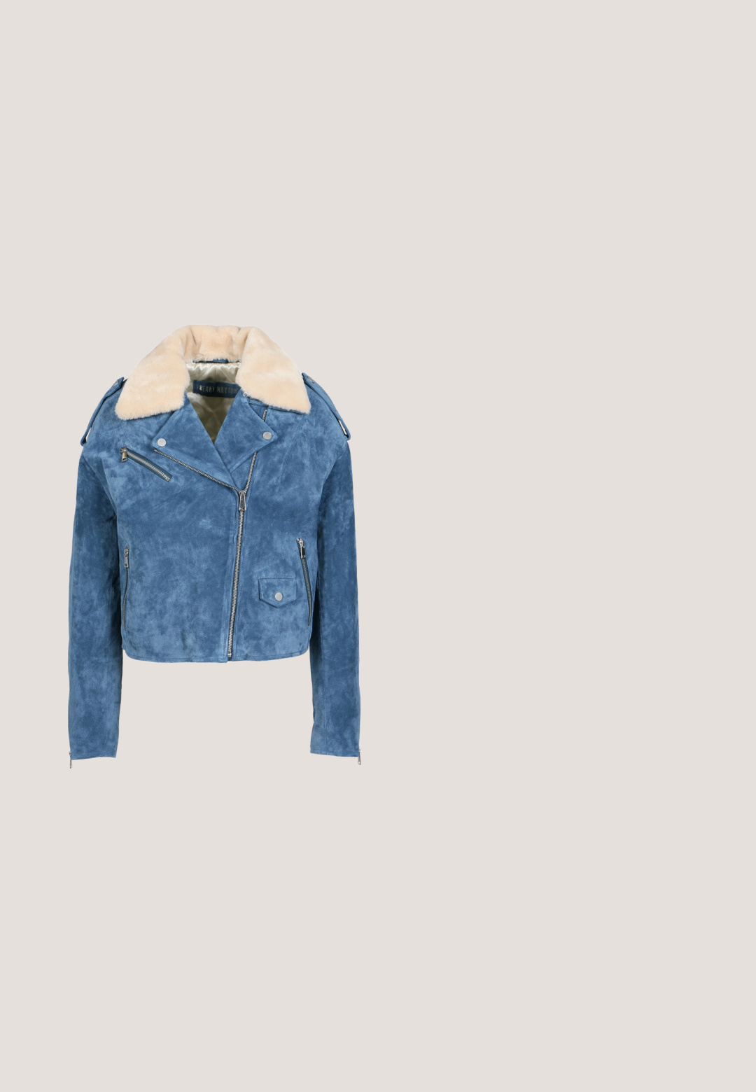 Freaky Nation Leren jas - dawn; Lichtbeige tanktop met een ronde hals, voorzien van een strassontwerp dat "buitengewoon" spelt en een getailleerde pasvorm heeft.; Blauwe denim jeans met een losse pasvorm, voorzien van een vervaagde wasbeurt en grote cursieve letters in goud op het linkerbeen. Vijf-pocket ontwerp.; Zwart en grijs gemarmerde enkellaars, met een puntige neus, een lage stapelhak en een ritssluiting aan de achterkant.; Denim handtas met quiltpatroon, blauwe kleur, korte gevlochten handgreep en zilveren kettingschouderband met metalen merklettering detail.; Zilveren kettinkje met diverse kleurrijke bedels, waaronder een slot, sleutels, een hoge hak en speelse elementen, met een getextureerd schakelontwerp.