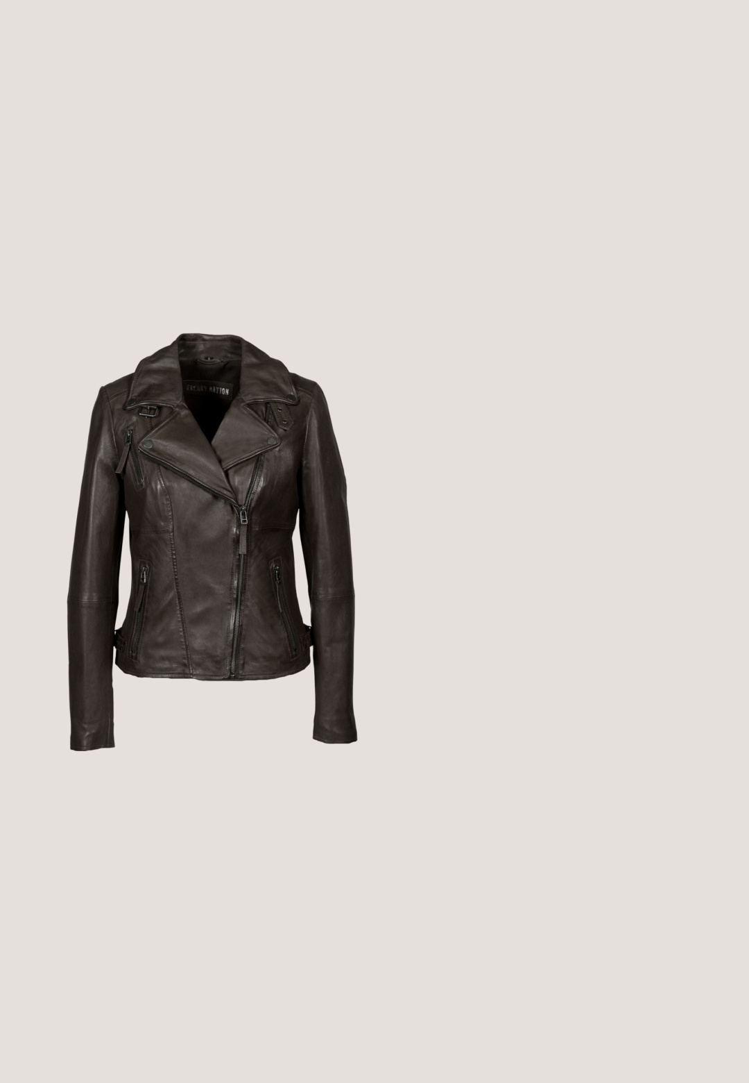 Dunkelbraune Leder-Bikerjacke mit asymmetrischem Frontreißverschluss, breiten Revers, Reißverschlusstaschen und Schnallendetails am Kragen und an den Seiten.; Dunkelblaues Jeanshemd mit langen Ärmeln, durchgeknöpft vorne und zwei Brusttaschen mit Klappen und Knöpfen.; Reiss VERONA REGULAR FIT  - Lederhose - chocolate; Schwarze Leder-Cowboystiefel mit spitzem Zehenbereich, dezenten Steppnähten und einem gestapelten Absatz. Sie besitzen einen hohen Schaft und eine Zuglasche.; Dunkelbraune Leder-Crossbody-Tasche mit verstellbarem Riemen und dekorativem Vorderriemen mit türkisen und roten runden Steinen mit silbernen Nieten.; Brauner Ledergürtel mit kreisförmigen Prägeelementen und einer großen silbernen Schnalle mit einem roten Edelstein in der Mitte.
