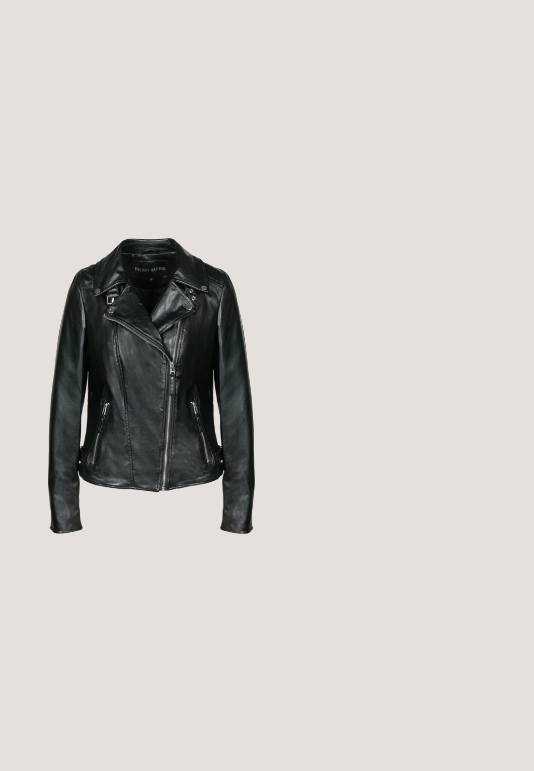 Schwarze Bikerjacke aus Kunstleder mit asymmetrischem Frontreißverschluss, seitlichen Reißverschlusstaschen, breiten Revers und silberfarbenen Metallbeschlägen.; Schwarzes langärmliges Crop-Top mit hohem Kragen, einem durchsichtigen Netzpaneel an der Taille und strukturierten Nähten für einen taillierten Schnitt.; Schwarze Kunstleder-Hose mit glatter Oberfläche, flachem Bund, Taschendetails vorne und einem Etikett mit 'NEXT' am Bund.; Even&Odd by Zalando Cowboy-/Bikerstiefelette - black; Schwarze gesteppte Lederhandtasche mit einem silbernen Kettenriemen und einem quadratischen Logo-Detail auf der Vorderseite. Rechteckige Form mit strukturiertem Finish.; Schwarzer Ledergürtel mit runden Messingnieten in einem Muster, ergänzt durch eine rechteckige antike Messingschnalle.