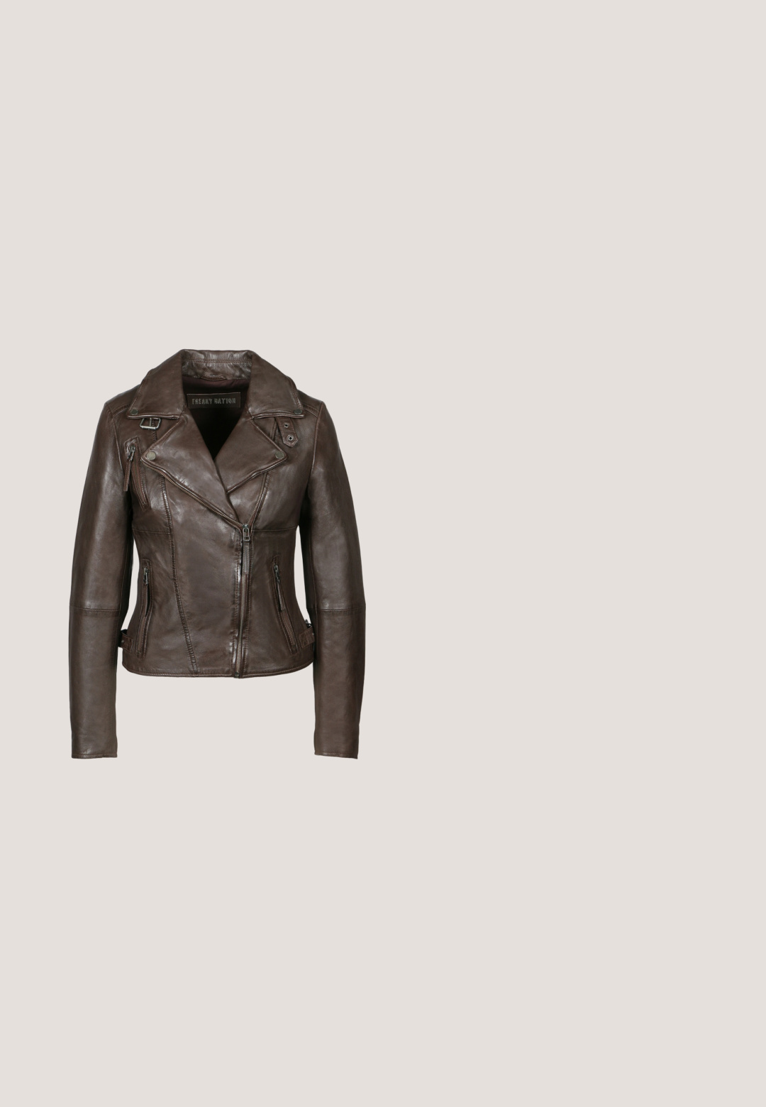 Veste de motard en cuir marron foncé avec fermeture éclair asymétrique, larges revers, poches zippées et détails de boucles sur le col et les côtés.; Chemise marron foncé à manches longues avec boutons, col, taille à cordon et larges poignets, présentée sur un fond neutre.; Pantalons formels gris foncé avec des jambes droites, des passants de ceinture et des plis avant, présentés sur un fond blanc.; Tamaris Babies - merlot; Sac à main en simili cuir bordeaux avec une forme arrondie, des détails froncés et une anse en métal doré. Texture lisse et finition brillante.; Boucle d'oreille en argent avec une finition polie, présentant de petits détails en or et de forme ronde, portée sur le lobe.