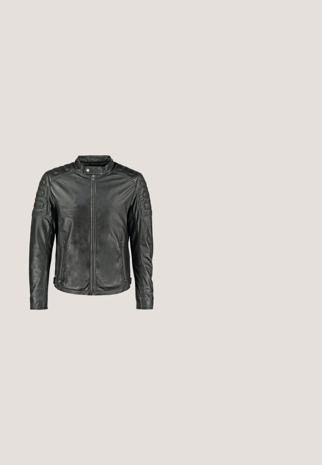 Sort læder motorcykeljakke med lynlås foran, quiltet skulder- og arm-polstring, lynlåslommer i siderne og trykknap ved kraven.; Sort sweatshirt med læderærmer og en længere, blank sort nederste kant. Har en rund halsudskæring og en afslappet pasform. Glat tekstur generelt.; Sort kortærmet T-shirt lavet af glat stof, med en buet kant og en afslappet pasform med oprullede ærmer.; Sorte cargo bukser lavet af en blanding af bomuld, med sidelommer, elastiske manchetter, knaplukning og en glat, mat overflade.; Sorte læderknæhøje støvler med en kraftig gummisål, der har en sidelås, stropdetaljer og struktureret finish.; Sølvmetalarmbånd med stort kædedesign, der har en central aflang karabinhage og en justerbar kædeforlængelse.