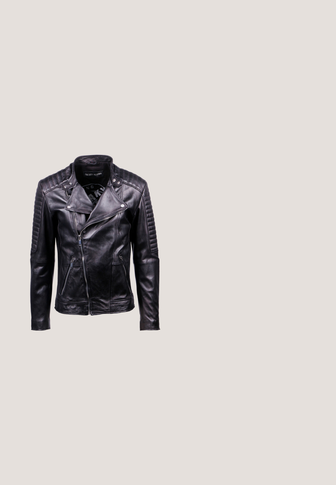 Chaqueta de cuero negra para motociclista con paneles acolchados en hombros y brazos, cierre frontal asimétrico y bolsillos con cremallera.; Camiseta negra de algodón con un gráfico desgastado de un cráneo y una serpiente, con la palabra "PANTERA" en letras grandes y envejecidas.; Vaqueros de mezclilla negra con un corte ajustado, que presentan múltiples áreas desgastadas y bordes deshilachados. Cintura con pasadores para cinturón y bolsillos delanteros.; Botas de cuero negro hasta el tobillo con punta redonda, seis ojetes para cordones y una suela gruesa y texturizada con profundasranuras.; Pulsera de cadena de metal negro con eslabones ovalados entrelazados y una cadena de extensión ajustable con cierre de langosta.; Cinturón de cuero negro enrollado con tachuelas de metal plateado espaciadas uniformemente y una hebilla rectangular plateada sobre un fondo blanco.