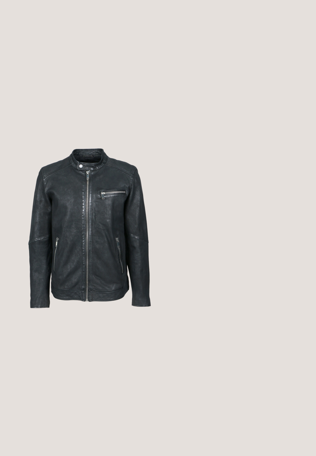 Sort læderjakke med højt krave, frontlynlås og lynlåslommer på brystet og i siderne. Glat tekstur med minimal detaljer.; Beige bomulds t-shirt med et grafisk design af jeans og en lynlås. Teksten lyder "The Rolling Stones" i rød og "Sticky Fingers" i sort.; Sorte cargo-shorts til knæet med forlommer, bæltestropper, knaplukning og sidelommer med klaplåg og trykknapper.; Sort læderankelstøvle med snørebånd foran, robust sål, polstret krave og sideskilt med mærke.; Sorte rektangulære solbriller med gradientlinser, strukturerede sorte stænger, sølvfarvet accent på rammen og logo-detaljer på siderne.; Sort, struktureret læder crossbody taske med en aftagelig strop, sølvfarvet hardware og et logo præget på forsiden. Rektangulær form.