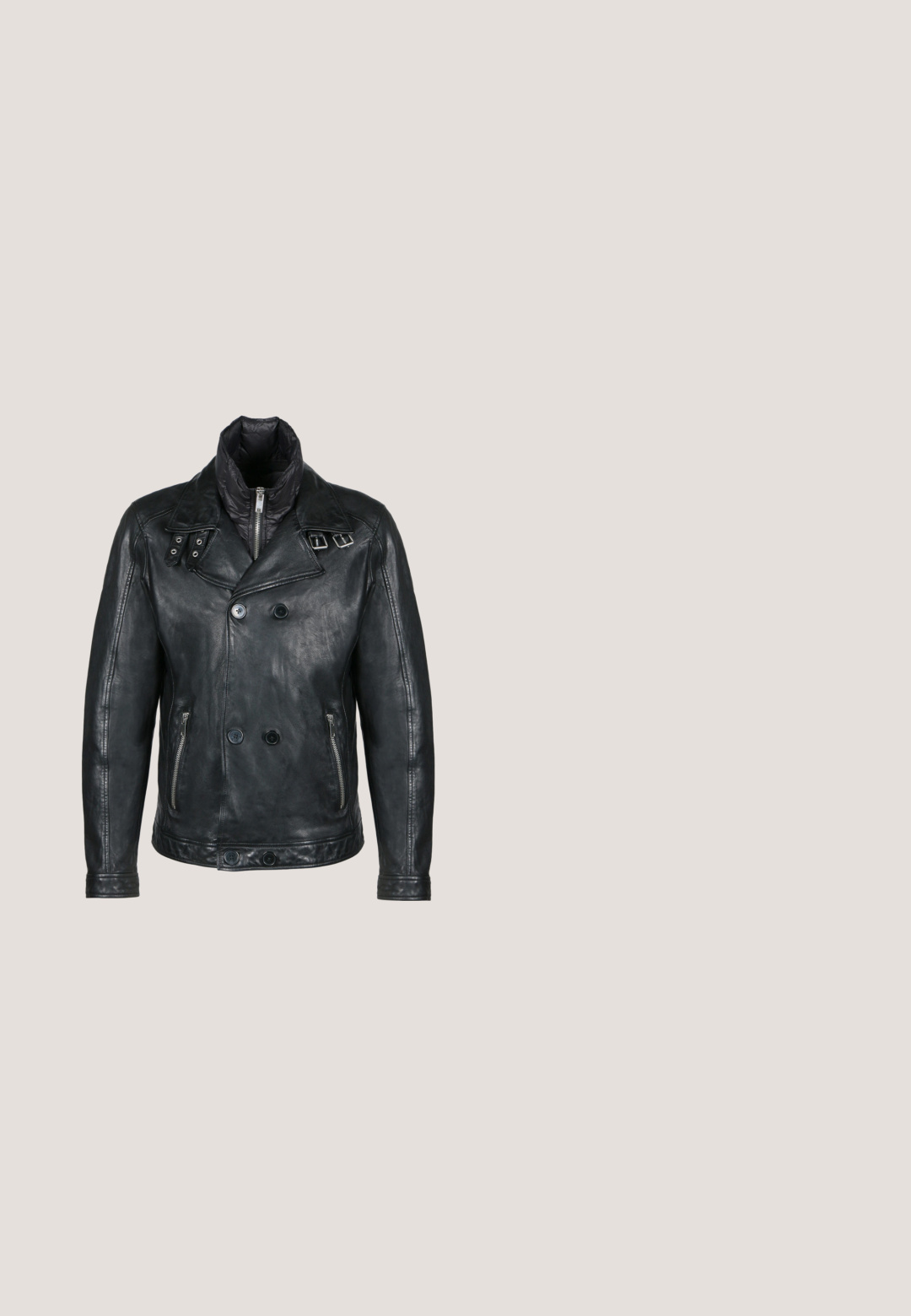 Chaqueta de cuero negra con un diseño de doble botonadura, cierres con cremallera y botones, dos bolsillos laterales y un forro acolchado en el cuello.; Camiseta de algodón negra de mangas cortas, con un gráfico frontal de una estatua y la palabra "REPENT" en letras gruesas de color gris.; Jeans skinny de mezclilla negra con parches desgastados, diseño de cinco bolsillos y cierre de un solo botón. Tejido texturizado con un ligero estiramiento.; Botín negro de plataforma con tachuelas plateadas, detalles de cadena y una decoración de calavera blanca en el panel frontal.; Collar grueso de cadena de color plateado y pulsera a juego con eslabones entrelazados y cierres de caja sobre un fondo blanco.; Cinturón de cuero negro enrollado con tachuelas de metal plateado espaciadas uniformemente y una hebilla rectangular plateada sobre un fondo blanco.