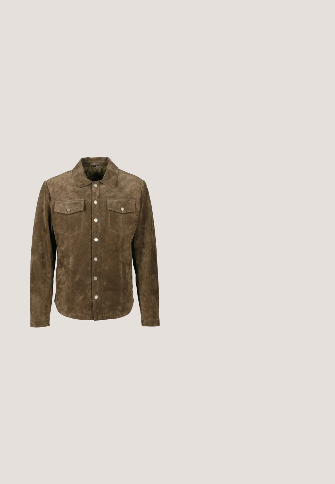 Brun ruskindjakke med lange ærmer, krave, fremadrettede metaltrykknapper og to brystlommer med klap og trykknapper.; Beige bomulds t-shirt med et stort ørnergrafik med røde og gule accenter, "Ed Hardy" tekst og stjerner i et struktureret printdesign.; Lædershorts i lys beige med broderede blomstermotiver. Har en fremtrædende dekorativ spænde og bæltestropper. Klassisk snit, afslappet stil.; Brune læder- og ruskindsankelstøvler med rund tå, snørebånd foran og en messing spænde detalje på siden. Tykk gummisål.; Brune tonede aviator solbriller med en tynd metallisk stel, justerbare næsepuder og brune skildpadde-mønstrede detaljer på armene.; Tiger's eye perlearmbånd med skiftende brune og gyldne kugler, med en sølv kranium som centrum og teksturerede metal accenter.