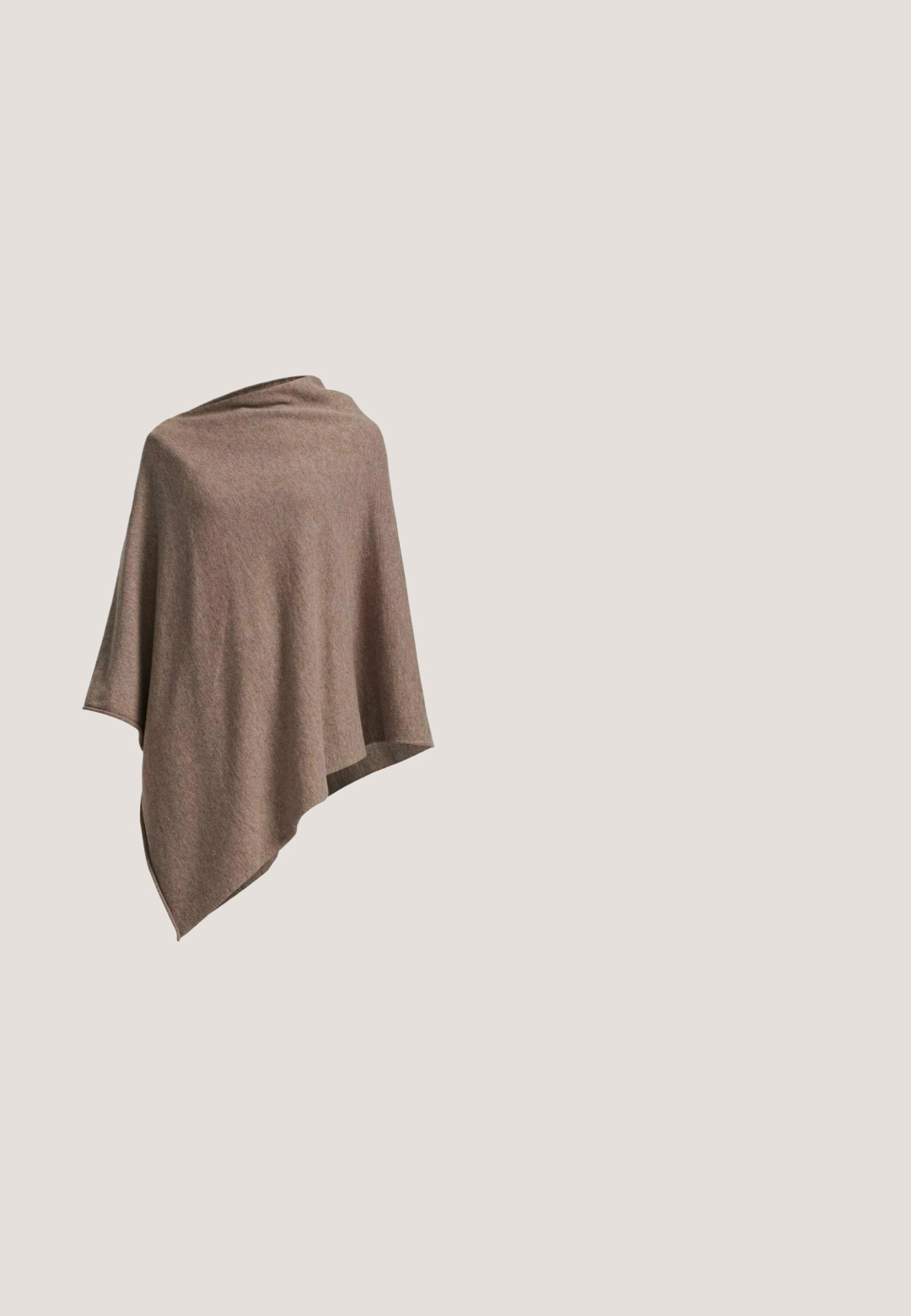 Brun poncho lavet af blødt, tekstureret stof. Har et flydende design med en asymmetrisk kant og rund halsudskæring.; Afskåret cardigan i lys beige, lavet af blødt strikmateriale. Har rund halsudskæring, lange ærmer og lukning med seks knapper foran.; Mørkebrun oversized T-shirt med korte ærmer, rund hals og lille beige "pp"-logo centreret på brystet.; Brune vævede bredbenede bukser med høj talje, frontfolder og knapdetalje. Glat tekstur med en skræddersyet design.; Brune ruskinds ankelstøvle med spids tå og lav kitten hæl. Glat tekstur, sømløst design og minimalistisk stil.; Brun suede håndtaske med struktureret form, dobbelte håndtag, bælteaccent og logo prægede på forsiden. Mat tekstur, simpelt design.