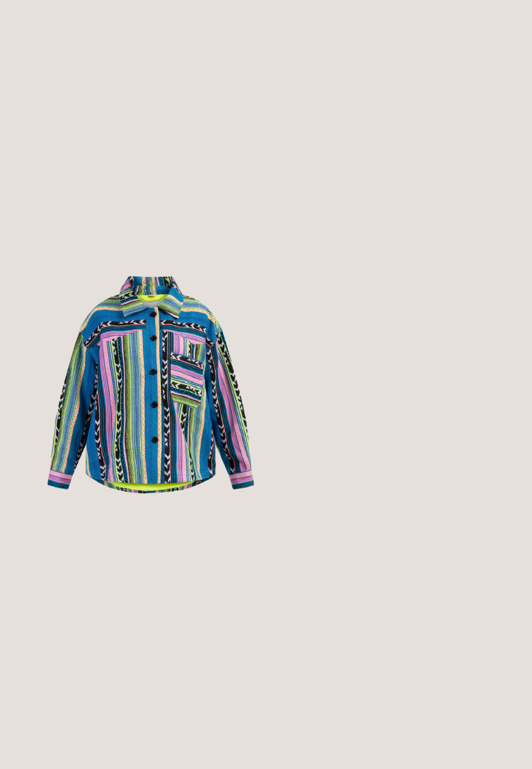 Mønstret jakke med knaplukning i flere farver, der har blå, pink, grønne og sorte stribemønstre, en spids krave og en forlomma. Tekstureret stof.; Lys blå kortærmet t-shirt med et farverigt tegneserie-design, hvor pink og lilla bamser glide ned ad en regnbue blandt skyer og stjerner.; Denim overalls med justerbare stropper, V-formet brystlomme, frontlomme og sidelommer. Har en klassisk blå farve og kontrastsyninger.; Lys lilla højtopet sneaker med hvide snørebånd og tyk hvid sål, der svæver over en grå betongulv.; Blå lærredsnettaske med hvidt marguritmønster, der har to stofhåndtag og et lille logoetiket foran.; Armbånd med små blå perler, uregelmæssige hvide perler, gyldne spacerperler og en justerbar guldlobsterlås.