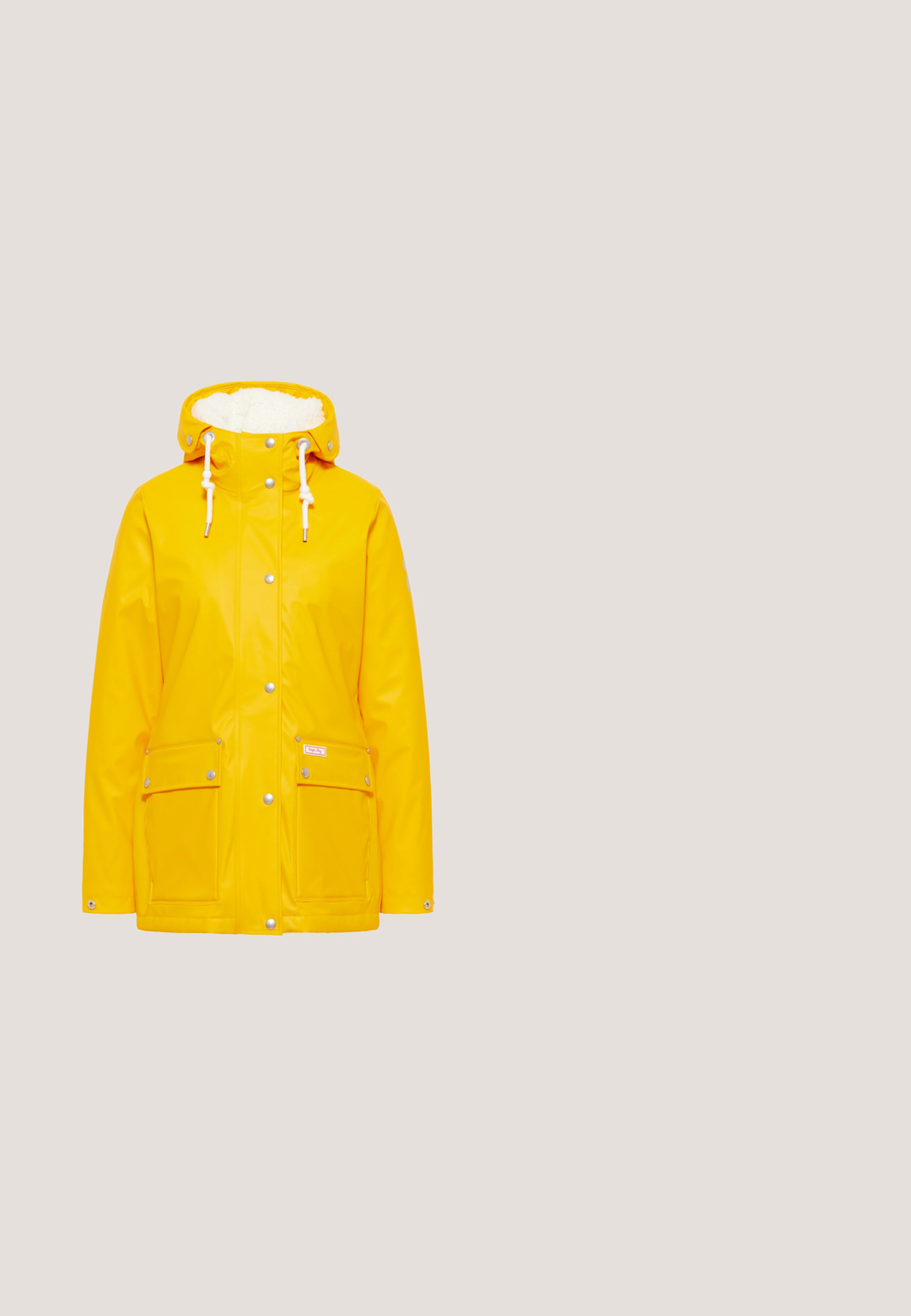 Veste imperméable jaune avec une capuche douce et doublée de blanc, boutons-pression argentés, deux poches avant et cordons de serrage au niveau du cou.; Pull en tricot orange avec un col montant, silhouette légèrement ample et texture côtelée, doté de manches longues et d'un design sans couture.; Chemise boutonnée en orange vif, avec un col classique, des manches longues et un ourlet arrondi. Fabriquée dans un tissu léger au toucher soyeux.; Pantalons à larges jambes en tissu orange lisse. Dotés d'une taille avec cordon de serrage et de deux grandes poches cousues sur les côtés.; Baskets en imprimé léopard avec des accents orange et rouge, présentant une couture décorative, un col rembourré, et une semelle texturée pour l'adhérence.; Sac à main en cuir jaune avec texture tissée, double poignée, fermetures éclair et un pendentif rond en argent sur le côté supérieur droit.