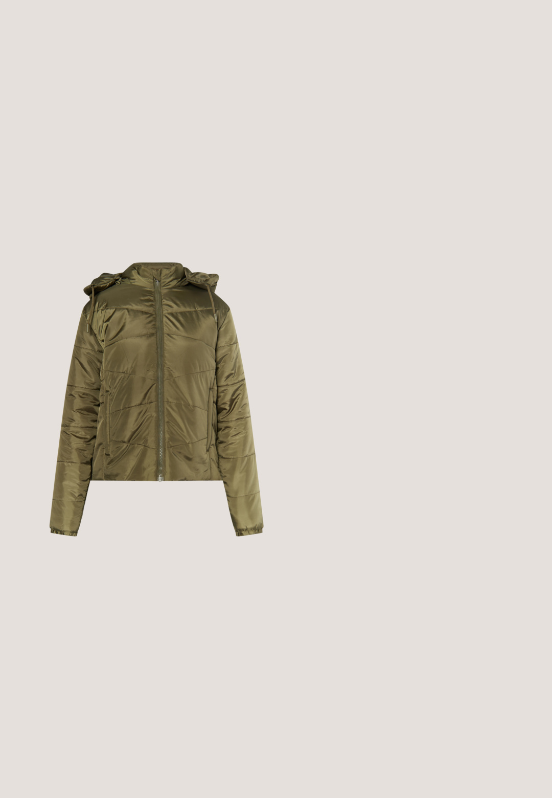 Olivgrüner, verkürzter Puffer-Jacket mit Reißverschluss, Kapuze und elastischen Bündchen. Glattes, glänzendes Material mit gesteppter Nahtmusterung.; Gekürzte Kapuzenjacke in dunklem Tarnmuster, mit Kordelzugkapuze, langen Ärmeln und elastischem Saum. Hergestellt aus weichem, strukturiertem Stoff.; Tarnleggings mit einem taillierten Design, ausgestattet mit Netzpaneelen an den Knien und Hüften. Hergestellt aus dehnbarem Stoff in Grün- und Schwarztönen.; Schwarzer sportlicher Sneaker mit Mesh-Obermaterial, gepolstertem Kragen und Gummisohle. Verfügt über ein markantes Swoosh-Logo und strukturierte Details.; Gürteltasche in einem beige-schwarzen Tiermuster, mit geschwungener Form, weichem Stoff und verstellbarem schwarzen Tragegurt.; Halskette aus goldfarbenem Metall mit verbundenen großen und kleinen Gliedern, versehen mit einem dekorativen Anhänger, der das Wort "Sour" zeigt.
