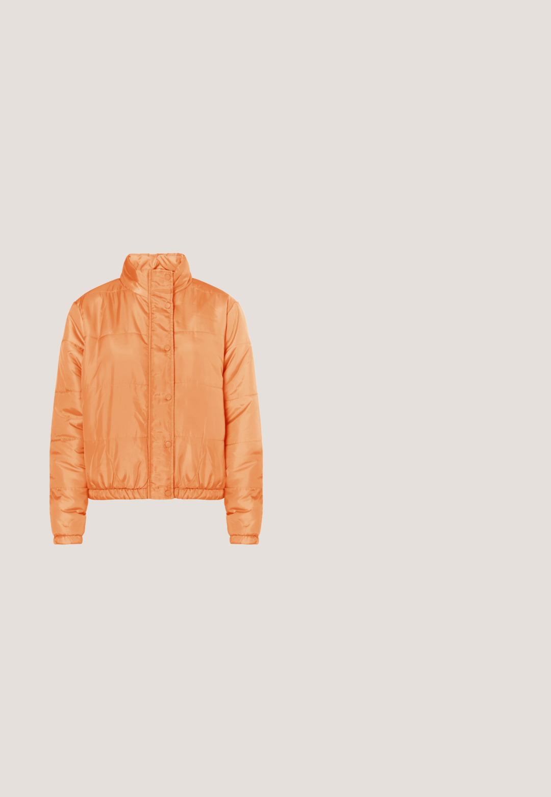Kurze orange Pufferjacke aus glänzendem Nylon. Mit hohem Kragen, Knopfverschluss und elastischen Bündchen sowie Saum.; Zuschneidender Sweatshirt in leuchtendem Orange, aus weichem Stoff gefertigt. Verfügt über einen hohen Kragen mit einem rosa Reißverschluss und lockeren, langen Ärmeln.; Helloranges, kurzärmeliges, tailliertes, kurzes Sportoberteil mit rundem Ausschnitt und glatter Stoffstruktur.; Orange Sportshorts mit hohem Bund, glatter Textur und ohne sichtbare Muster. Nähte an den Seiten.; Weiße Sportschuhe mit einem oberen Teil aus Mesh, silbernen Akzenten und einem einzigartigen Spiralsohlendesign. Verfügt über einen gepolsterten Schaft und eine Schnürung für optimalen Halt.; Orange gesteppte Schultertasche mit schwarzer Reißverschlusstasche, verstellbarem schwarzem Träger und dekorativen orangefarbenen Bindedetails vorne.