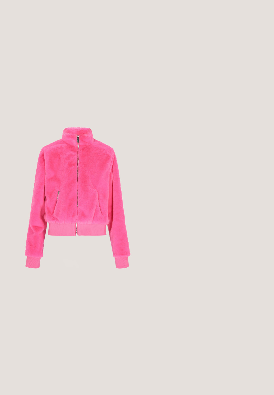 Felle roze faux fur jas met hoge kraag, ritssluiting aan de voorkant en geribbelde manchetten. Kenmerken zijn een cropped pasvorm en een zachte, gestructureerde oppervlakte.; Roze katoenen t-shirt met korte mouwen, voorzien van een witte grafische print met de tekst "JUICY COUTURE" en "Sunday Running Club."; Lichtroze sweatpants met wijde pijpen, een witte tailleband met trekkoord en subtiele donkerroze vlammenpatronen aan de zijkanten en bij de zakken.; Robuuste roze laars met een gestructureerde zool en een zachte, fluffige nepbont die de gehele bovenkant bedekt.; Roze doorgestikte leren handtas met bovenhandvat, zilveren metalen sluiting en verstelbare stoffen schouderriem met rode "MARC ELLIS" tekst.; Roze zacht stoffen scrunchie haarband met een gestructureerd oppervlak op een witte achtergrond.