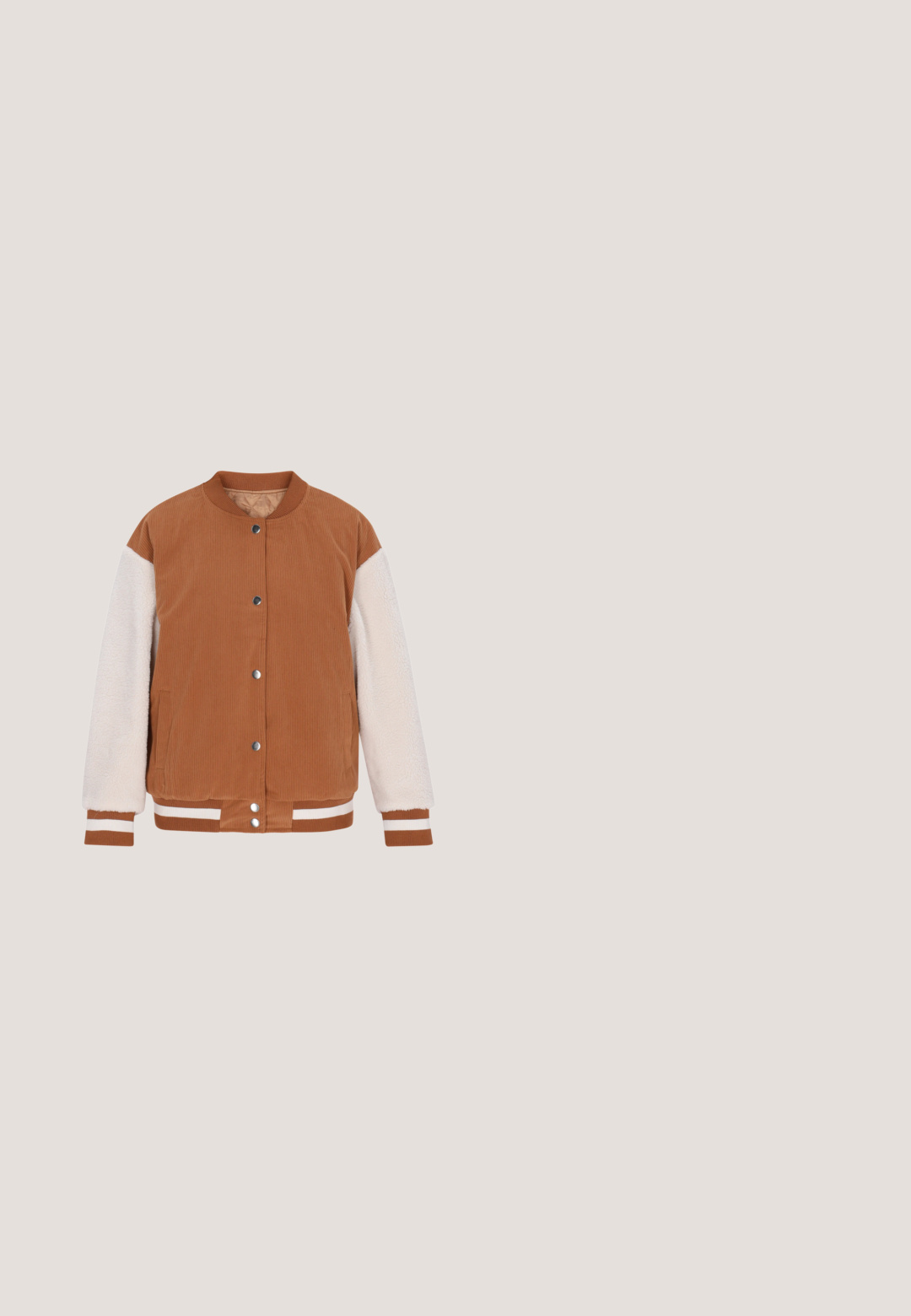 Donsbruine corduroy jack met contrasterende witte fleece mouwen, drukknoopjes en gestreepte ribgebreide manchetten en zoom. Voorzien van zijzakken.; T-shirt met korte mouwen in fel oranje katoen, met omgeslagen manchetten, een ronde hals en een comfortabele pasvorm. Minimalistisch ontwerp zonder patronen.; Bronzen cargobroek met een relaxte pasvorm, elastische tailleband en twee zijzakken. Soepele textuur, lichtgewicht stof en geen zichtbare patronen.; Sneaker met een bovenkant van bruin suede en witte mesh, met een zwart omlijnd logo, witte veters en een gestructureerde beige zool.; Bruine leren crossbodytas met voorvakken met rits, goudkleurige hardware en een afneembare stoffen band met patroon.; Stoene kralenarmband in aardetinten, met ronde kralen met gevarieerde patronen, een gladde textuur en een zilveren logo-accent.
