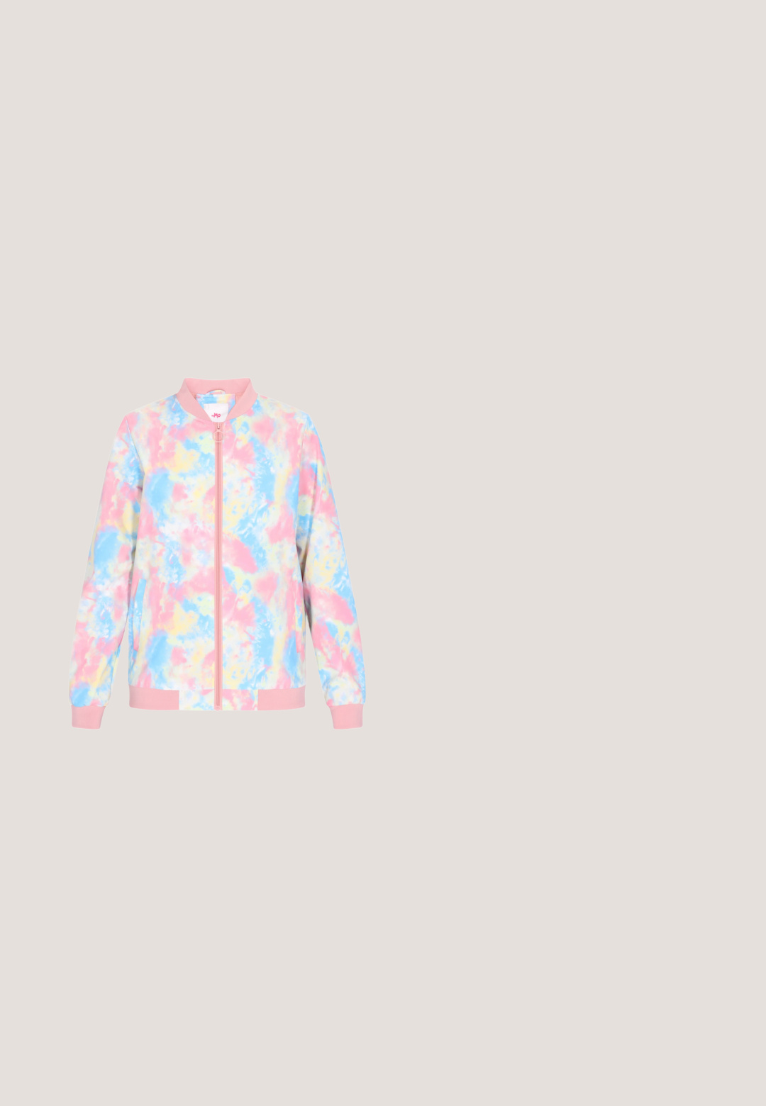 Lichte bomberjack in pastel tie-dye, met een roze geribbelde kraag en manchetten, volledige ritssluiting en zijzakken. Glad polyester stof.; Floral-patroon, gelaagde jurk in roze en oranje tinten, met een v-hals, gerimpelde randen en lange, opgeblazen mouwen van lichte stof.; Lage profiel roze suède sneaker met veters aan de voorkant, gestikte zijdetails en een lichtbruine rubberen zool.; Goudkleurige zonnebril met vierkante paarse lenzen en blauwe uiteinden op dunne pootjes, afgebeeld tegen een effen witte achtergrond.; Lavendelkleurige gewatteerde crossbodytas met zilveren kettingriem en rechthoekige DeeZee-logopatch aan de voorkant.; Fijn gouden kettingarmband met kleine witte parels en lichtroze vlinderbedels, voorzien van een kreeftsluiting en een verstelbare kettinglengte.