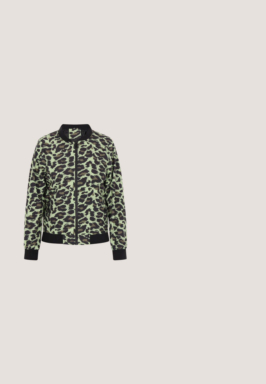 Chaqueta bomber de estampado de leopardo en verde y negro, con cierre de cremallera en el frente, cuello, puños y dobladillo acanalados. Fabricada con tejido ligero.; Top de manga corta a rayas blancas y negras con cuello alto y detalles de botones en el hombro. Hecho de una tela de punto suave.; Pantalones grises ajustados con una cintura alta, diseño plisado y un cinturón trenzado marrón. Textura suave y corte holgado, que termina a mitad de pantorrilla.; Zapatilla blanca con una puntera de ante gris y un acento de talón burdeos brillante. Presenta cordones planos y un diseño minimalista.; Bolso negro con un diseño de estampado de serpiente metálico texturizado. Cuenta con asas cortas, una correa de hombro desmontable y acentos en relieve.; Pendientes circulares color dorado que presentan tres piedras transparentes en la base. Superficie metálica lisa, acabado pulido y diseño de centro abierto.