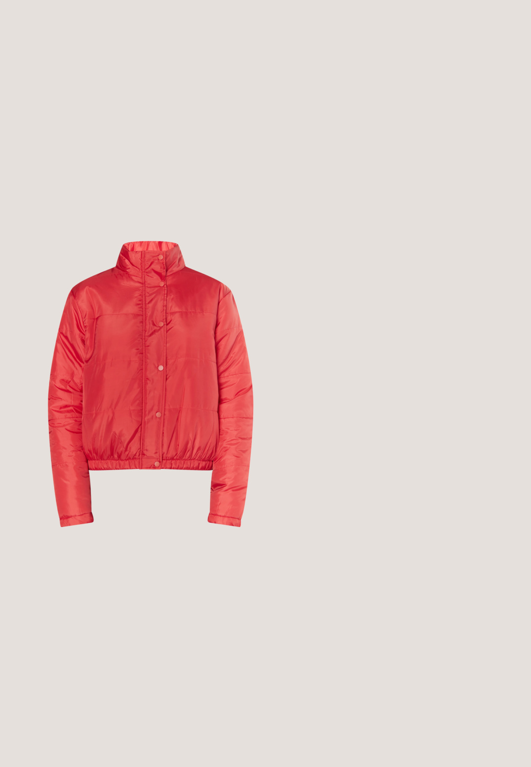 Doudoune rouge avec col haut, boutons-pression et ourlet élastiqué. Tissu lisse et brillant avec un motif matelassé sur l'ensemble.; T-shirt à manches courtes avec des rayures horizontales alternées rouges et roses, col rond et coupe régulière sur un fond blanc.; Pantalon en velours côtelé rouge avec une coupe droite et une texture en surface. Il présente une taille mi-haute et une longueur courte.; Baskets tricotées rose vif et rouge avec logo et lacets rose clair, semelle blanche et semelle en caoutchouc marron flottant au-dessus d'une surface en béton.; Sac bandoulière en cuir rouge avec une poignée supérieure, une forme structurée et une fermeture à rabat, présenté sur un fond blanc.; Boucles d'oreilles créoles dorées avec un design coloré de perles rouges, roses et corail, entrecoupées d'entretoises métalliques dorées.