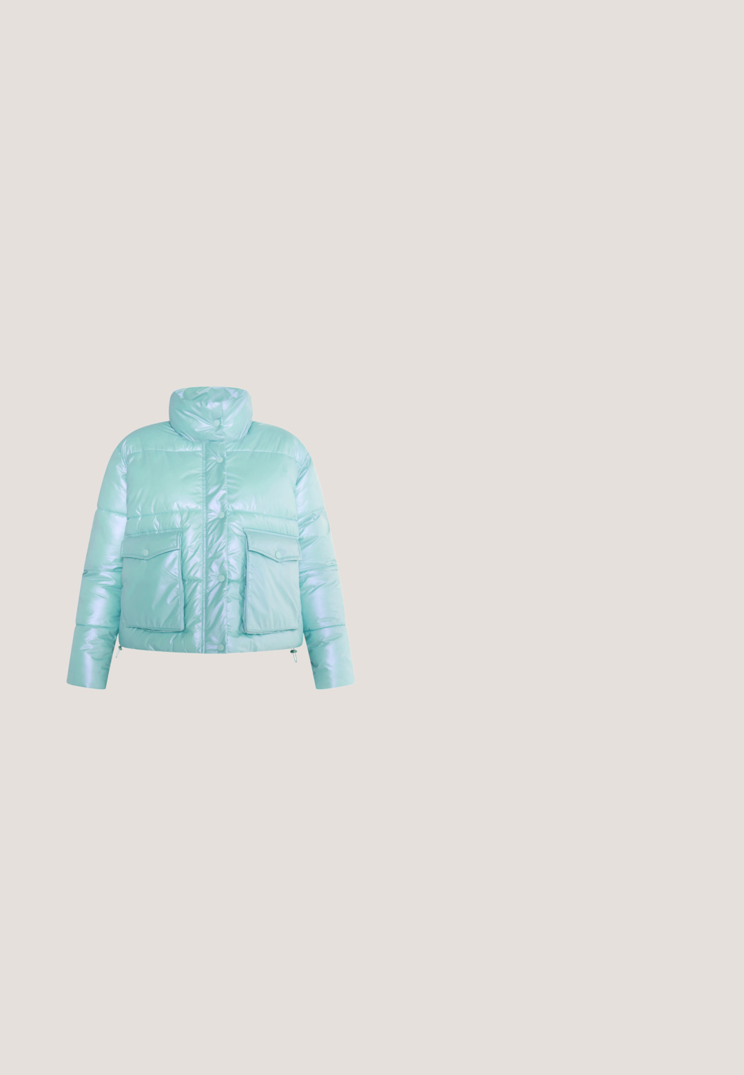 Veste matelassée en vert menthe brillant, dotée d'un col montant, de deux poches avant et de fermetures à bouton. Design court et cropped.; Pull tricoté bleu clair avec un col rond, des manches longues et une texture lisse, doté d'un ourlet et de poignets côtelés pour une coupe ajustée.; Pantalon droit bleu clair avec une taille élastique, présenté sur un fond blanc.; Baskets Nike Air Force 1 blanches avec des accents bleu marine, embout perforé, lacets plats et semelle en caoutchouc, assorties à des chaussettes blanches côtelées.; Sac à bandoulière en cuir bleu clair avec texture grainée et fermeture éclair, doté d'une sangle unique et d'un petit logo en métal sur le devant.; Boucles d'oreilles dorées en forme de goutte organique, dotées d'une surface lisse et réfléchissante ainsi que d'une fermeture à clou sécurisée.