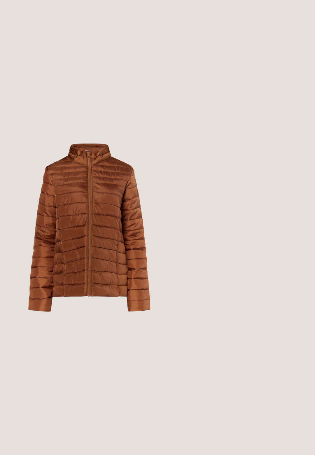 Veste rembourrée brune avec un design matelassé horizontal, fermeture éclair intégrale, col montant et texture lisse et brillante.; Cardigan marron en tissu doux avec un col en V, fermeture à boutons, deux poches avant et des poignets et un ourlet côtelés.; T-shirt en coton marron avec des manches courtes roulées, un col rond et une coupe ample. Présente une petite étiquette sur la couture latérale.; Shorts en coton beige avec une taille élastique et un cordon de serrage, dotés de deux grandes poches avant et d'une coupe décontractée.; Baskets basses avec imprimé léopard, logo latéral beige, lacets blancs, patch talon noir et semelle en caoutchouc marron.; Elli PASTELL LAYER - Collier - gold-coloured
