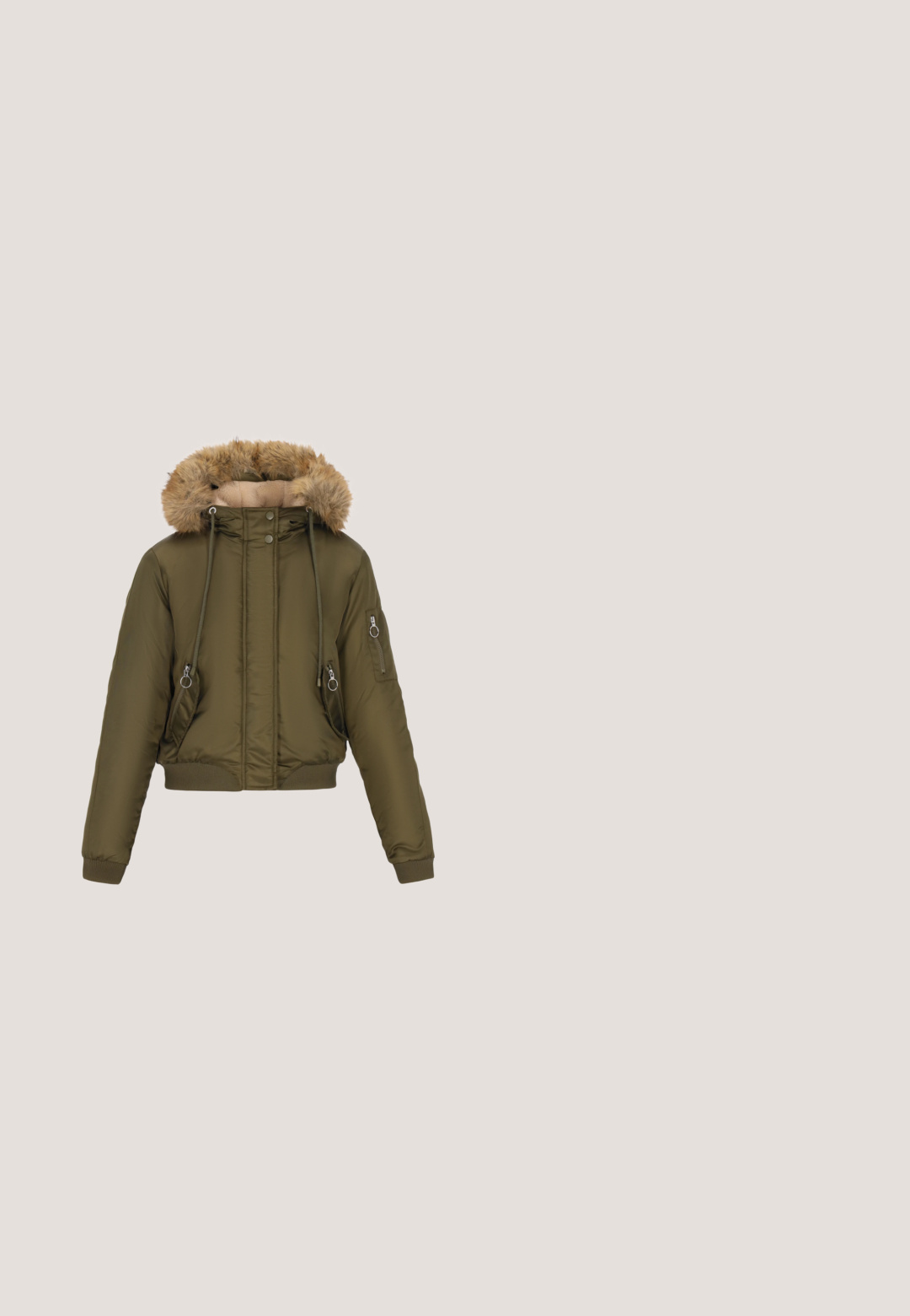 Olivgrüne, kurz geschnittene Jacke mit einer Kapuze aus Kunstfell, seitlichen Reißverschlusstaschen, Kordelzügen und gerippten Bündchen. Glatte, gesteppte Textur.; Gekürzte Kapuzenjacke in dunklem Tarnmuster, mit Kordelzugkapuze, langen Ärmeln und elastischem Saum. Hergestellt aus weichem, strukturiertem Stoff.; Camo-muster, kurzärmliges Crop-Top in Grüntönen und Braun. Verfügt über einen runden Halsausschnitt und ein gesticktes Logo in Weiß.; Camo-Jogginghosen in Dunkelgrau und Schwarz, aus einer weichen Baumwollmischung gefertigt. Verfügt über einen elastischen Bund mit Kordelzug, Seitentaschen und schmal zulaufende Bündchen.; Braune und schwarze Leopardenmuster High-Top Sneakers mit einer dicken schwarzen Gummisohle und schwarzen Schnürsenkeln, mit einer Zuglasche auf der Rückseite.; Silberne Metall-Creolen, oval geformt, dünnes Design, leicht, mit glatter Textur und sicherem Verschluss für einfaches Tragen.